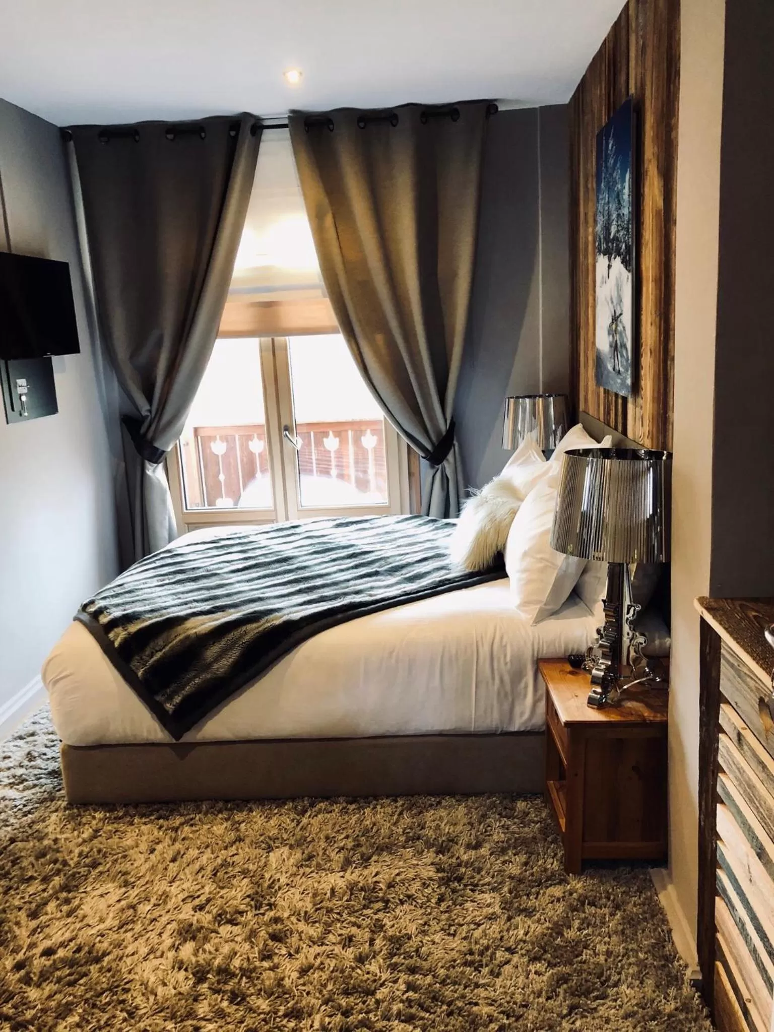 Photo of the whole room, Bed in Coeur des Neiges