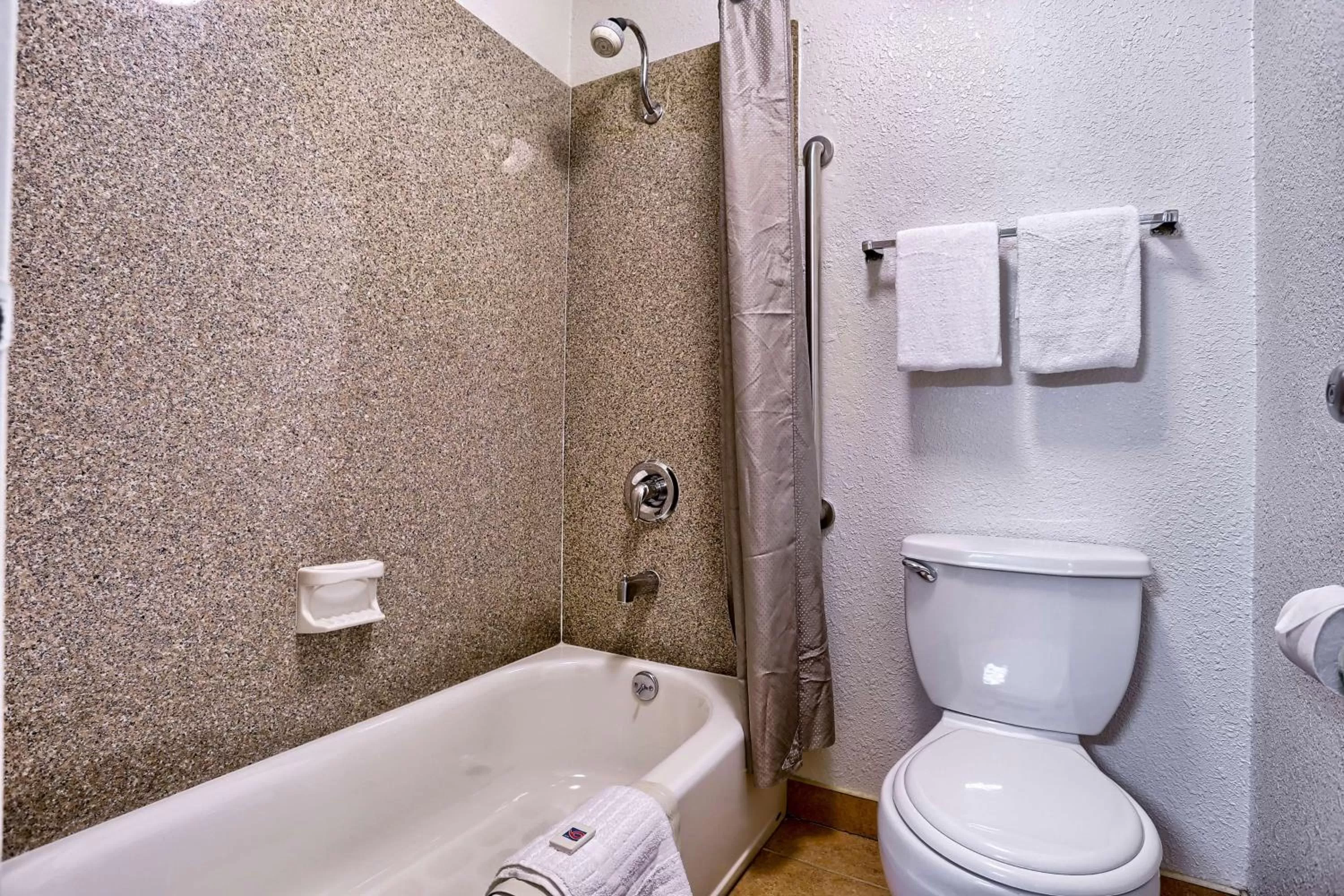 Shower in Cathedral Hill Hotel