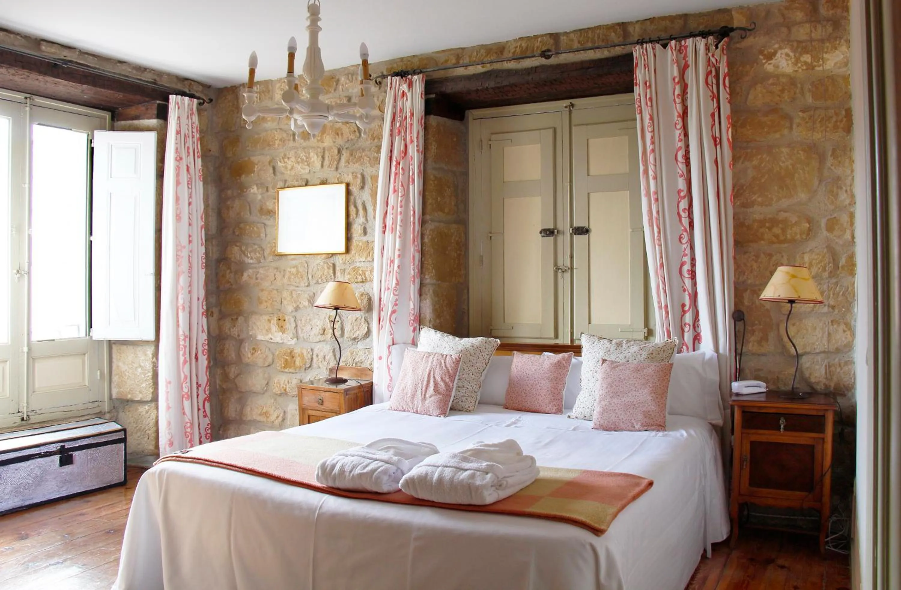 Photo of the whole room, Bed in Hospedería Señorío de Briñas