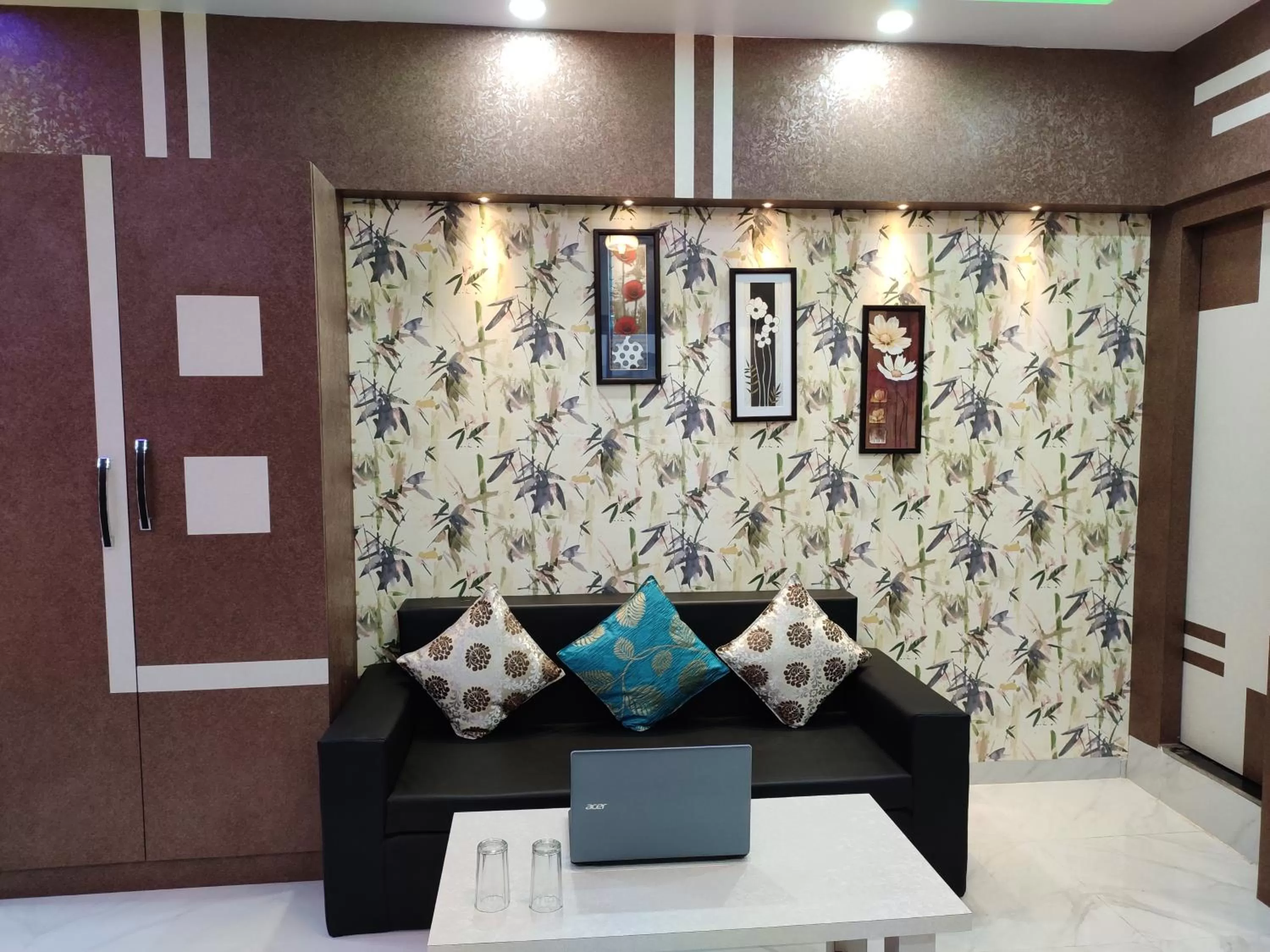 HOTEL CENTRAL SQUARE "A Couple Friendly Hotel"