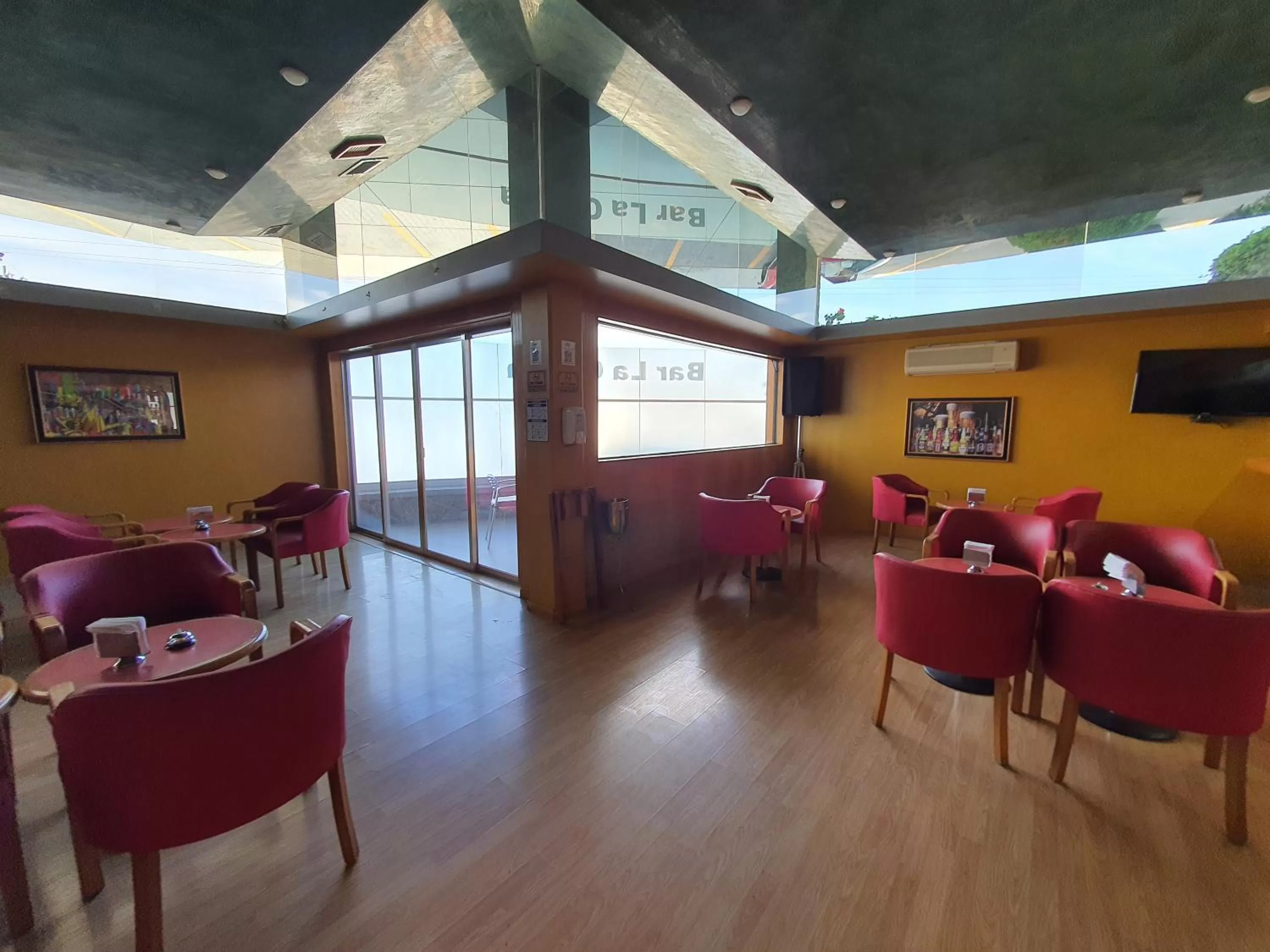 Lounge or bar in Hotel Alcampo