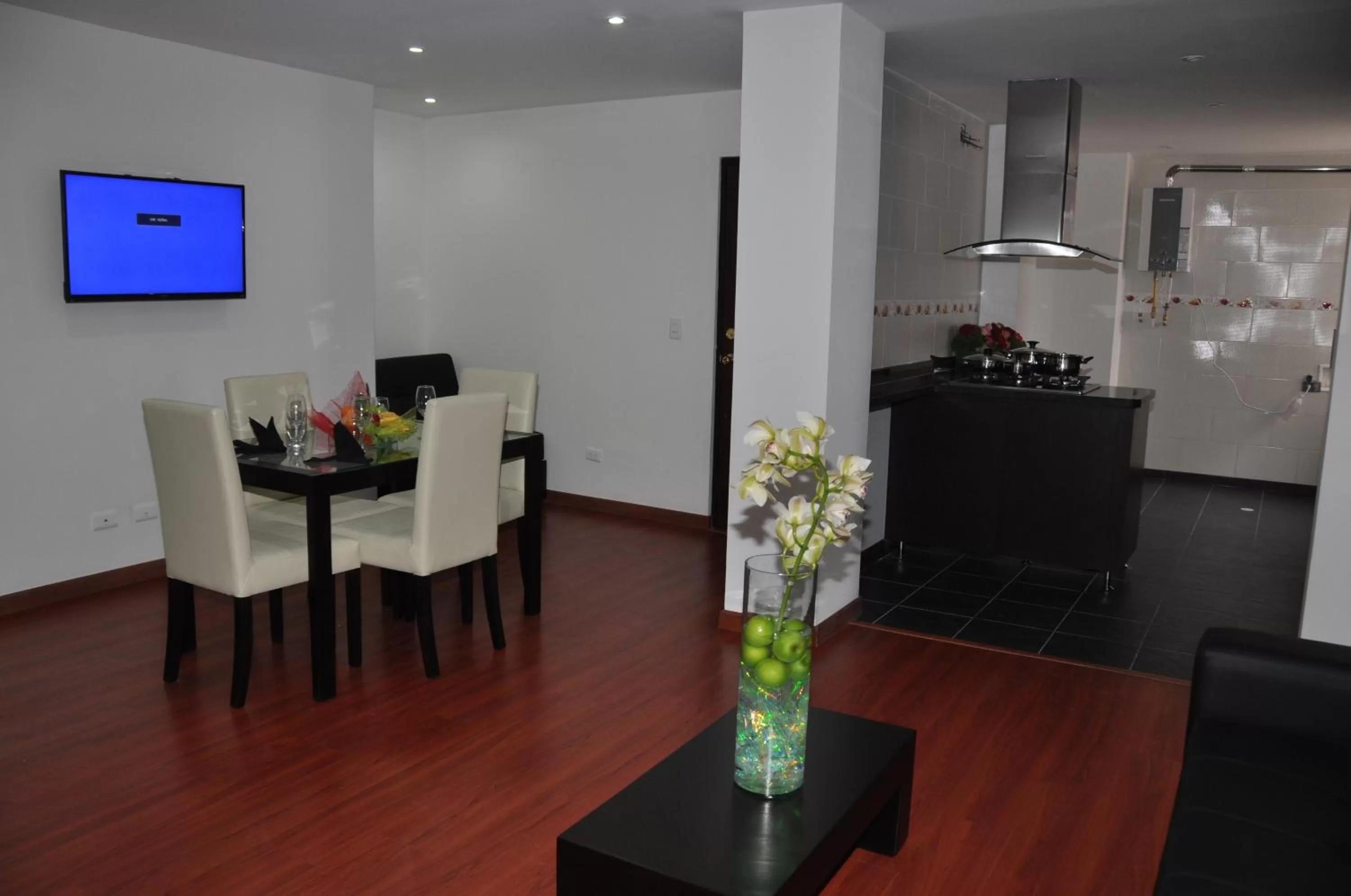 Kitchen or kitchenette, Dining Area in Apartasuites Plaza Modelia