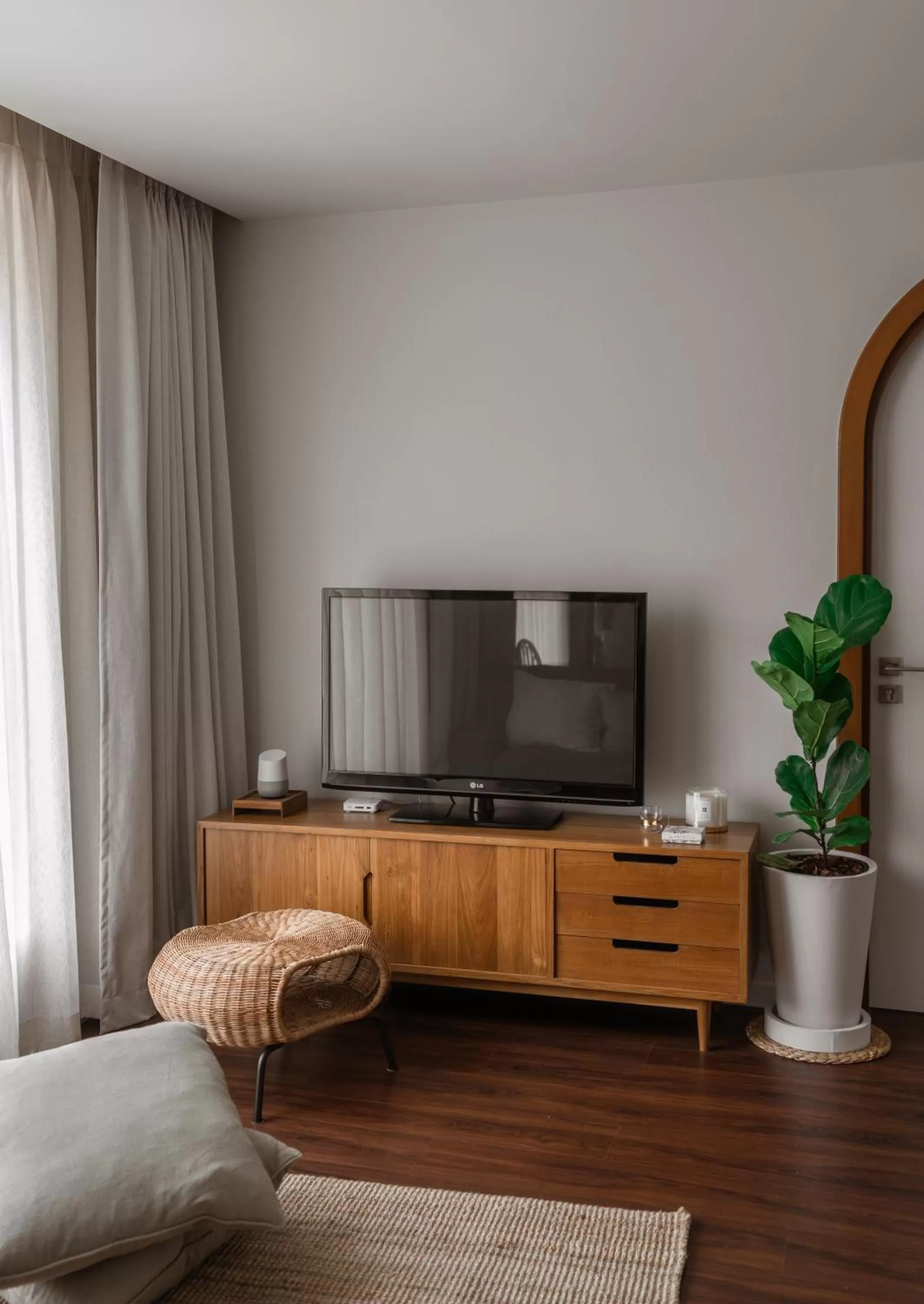 TV and multimedia in The Earth Hotel