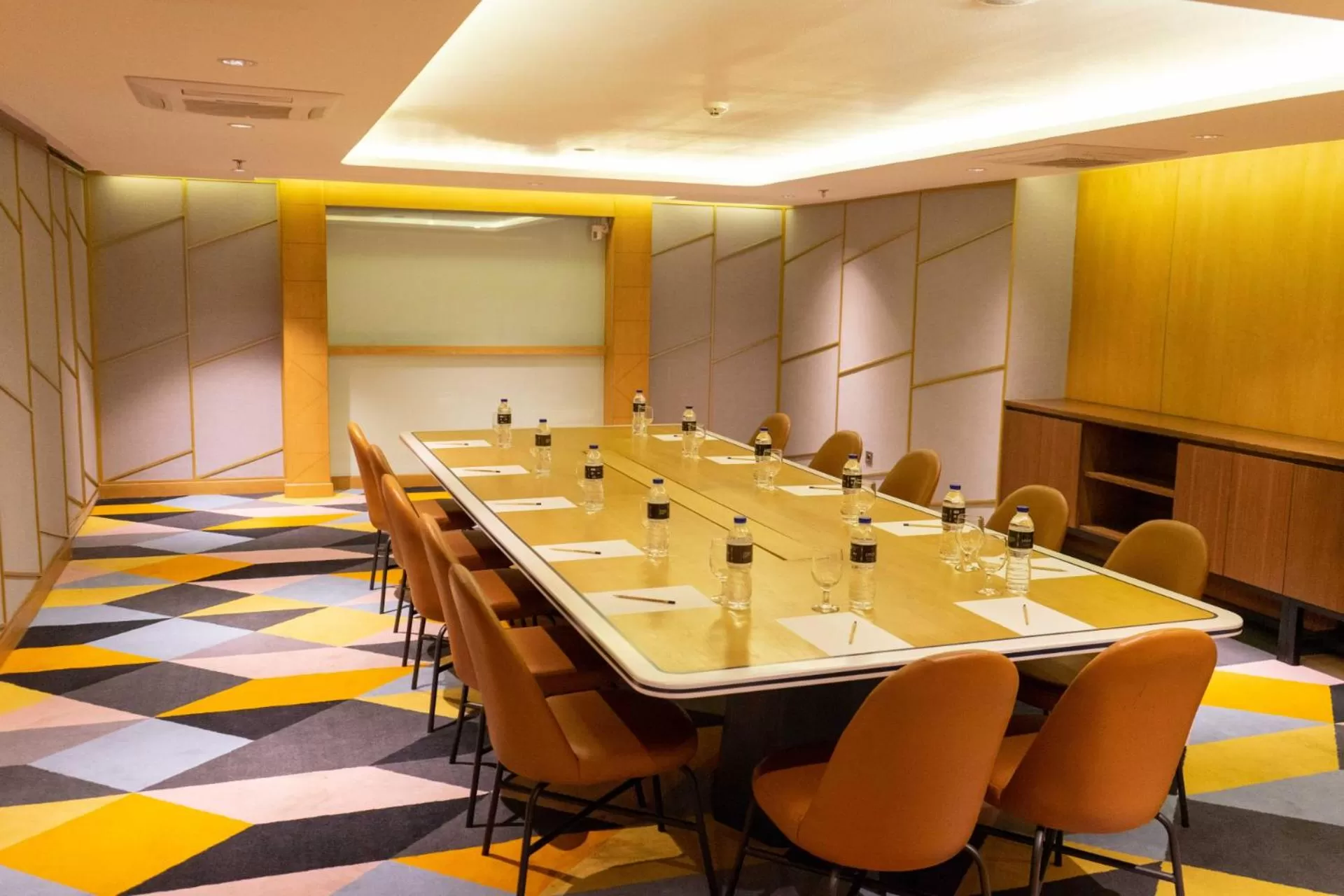 Meeting/conference room in Louis Kienne Hotel Pemuda