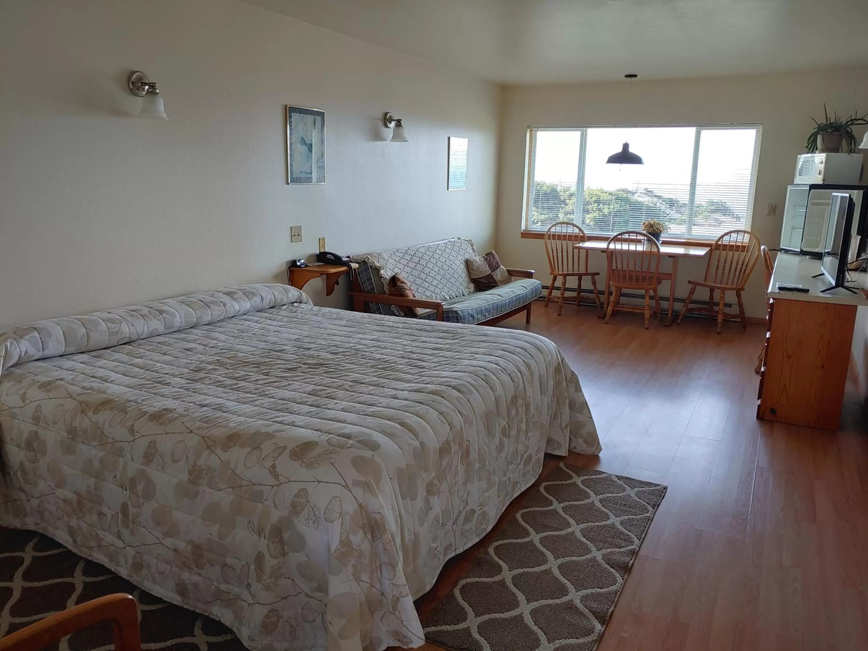 Bed in The Dublin House Motel