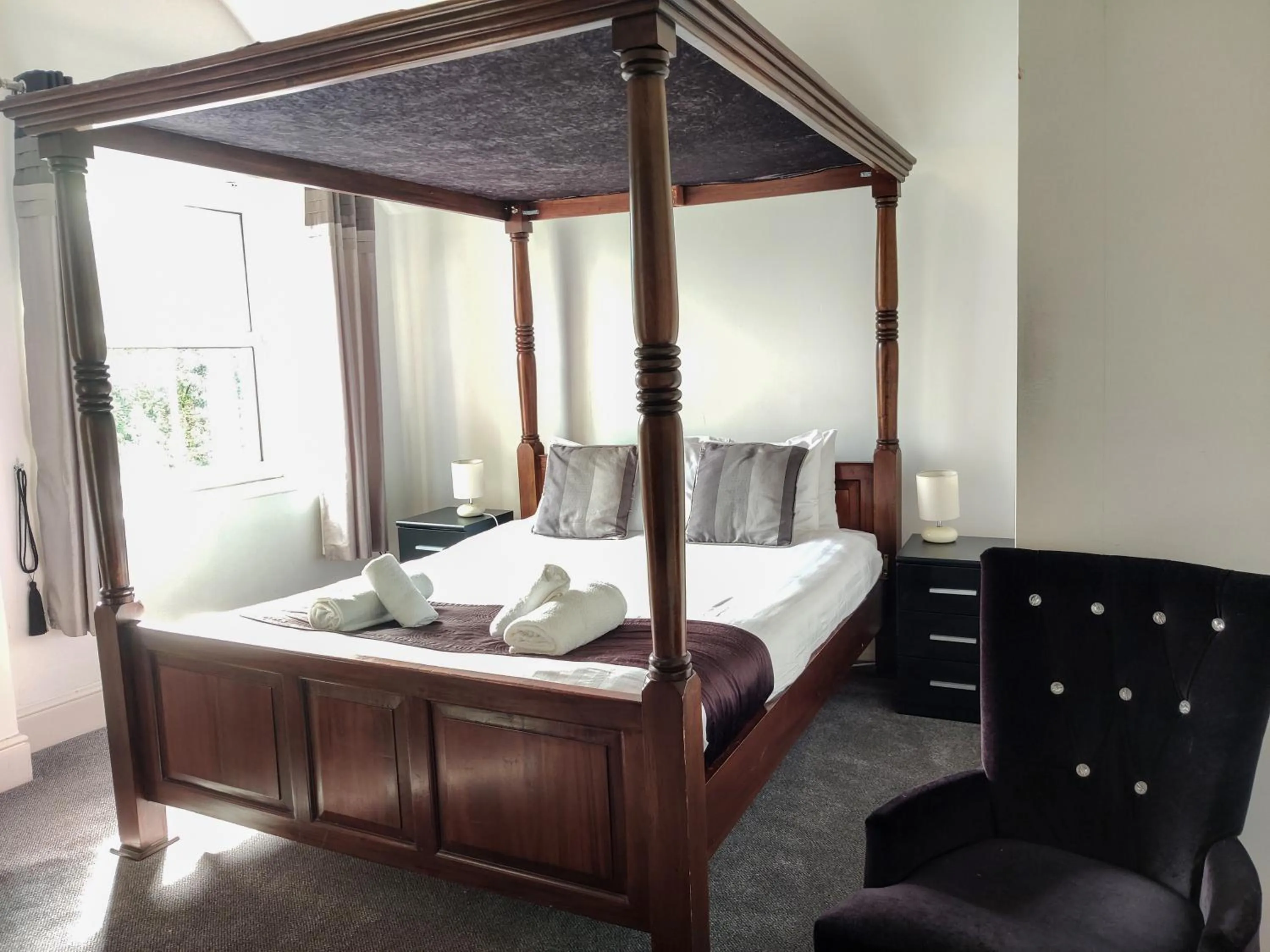 Bedroom, Bed in Wentworth House - Free Parking