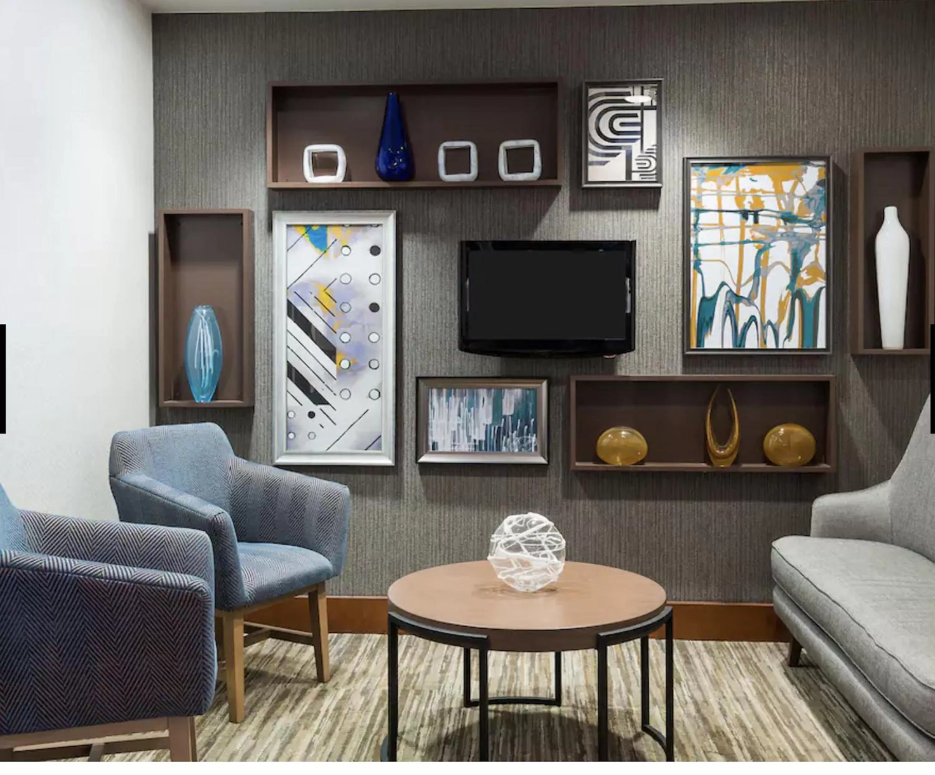 Communal lounge/ TV room in Hyatt Place Boston - Medford