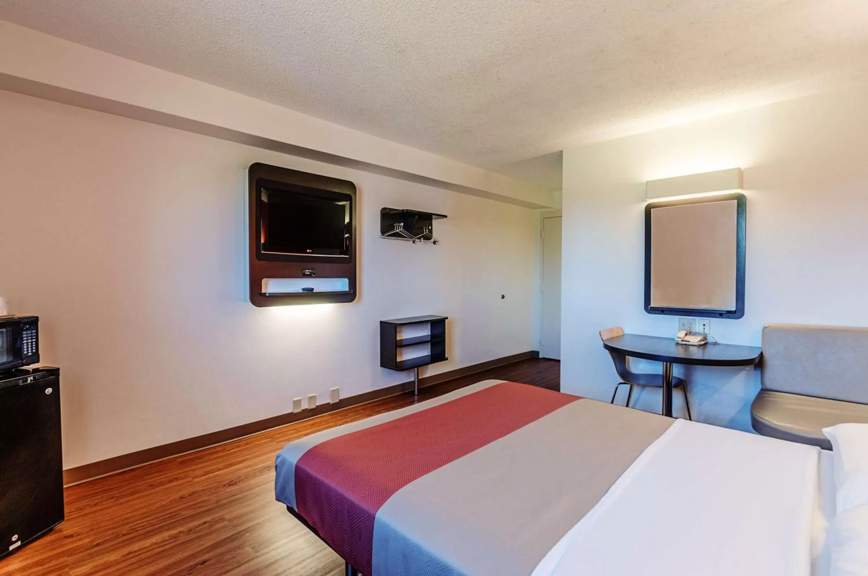 King Room - single occupancy - Disability Access - Non-Smoking in Motel 6-Martinsburg, WV King Room - single occupancy - Disability Access - Non-Smoking in Motel 6-Martinsburg, WV