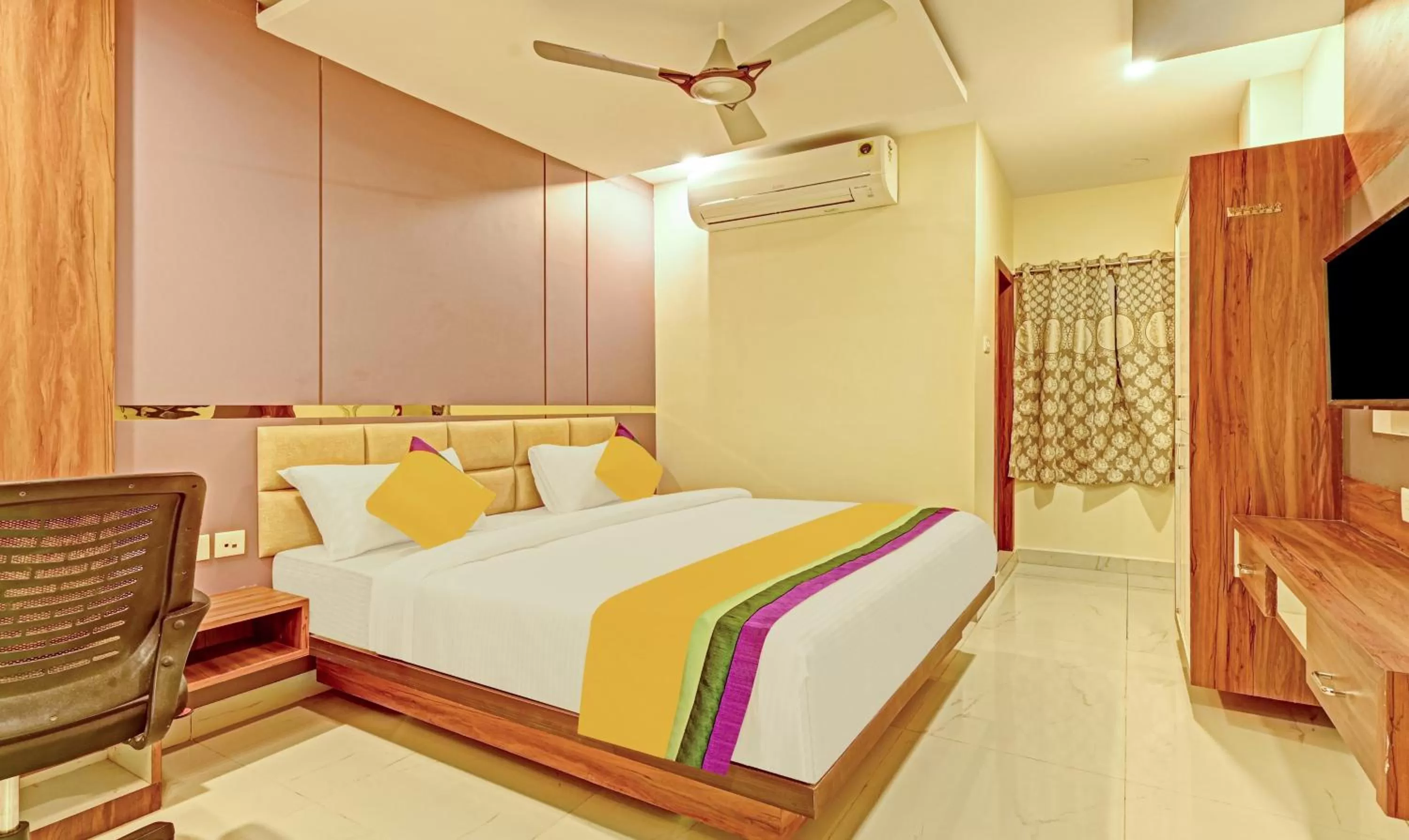 Photo of the whole room, Bed in Itsy Hotels Sri Sai Grand Inn