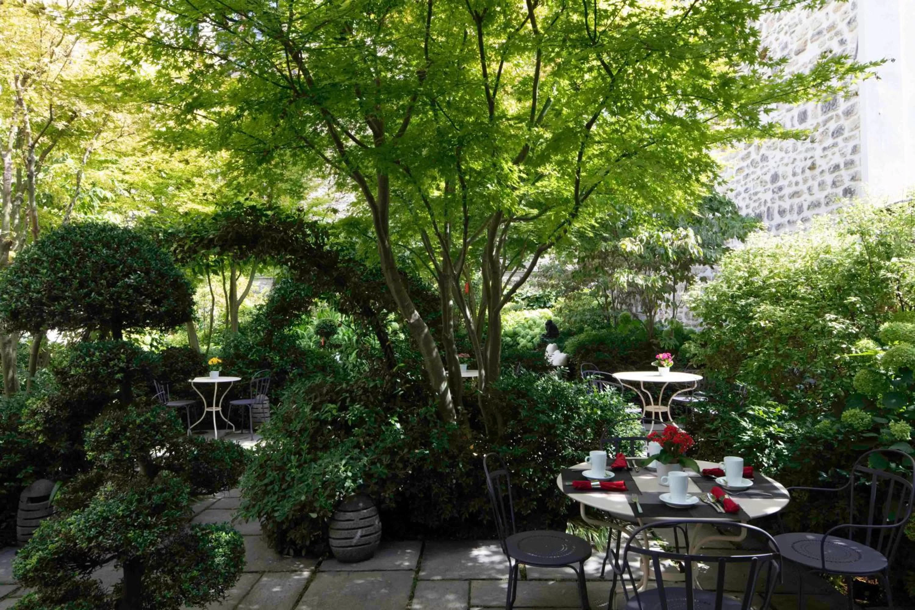 Garden in Hôtel Regent's Garden - Astotel