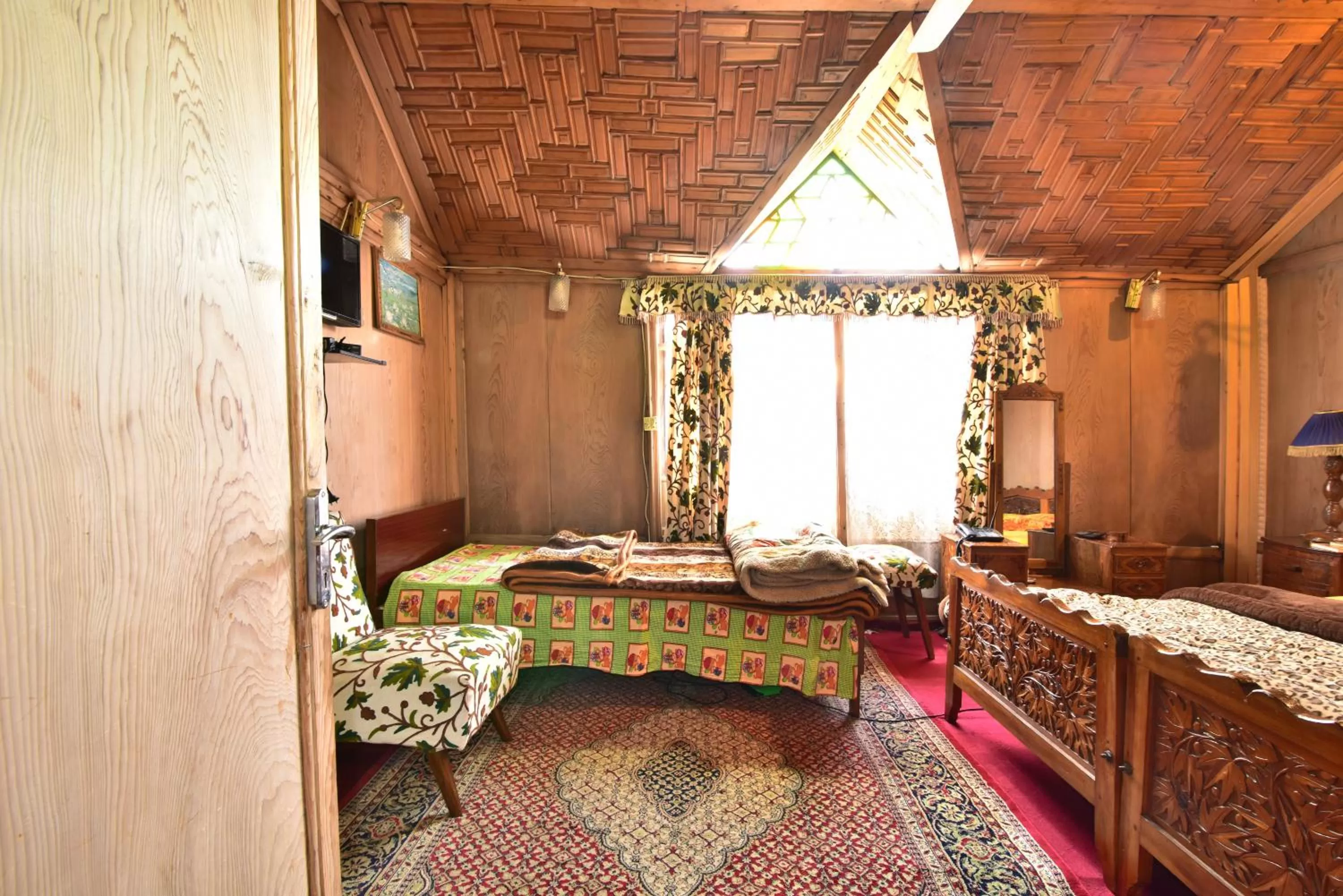 Bed in Houseboat Zaindari Palace