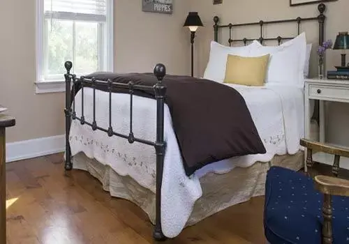 Queen Room in Pheasant Field Bed and Breakfast Queen Room in Pheasant Field Bed and Breakfast