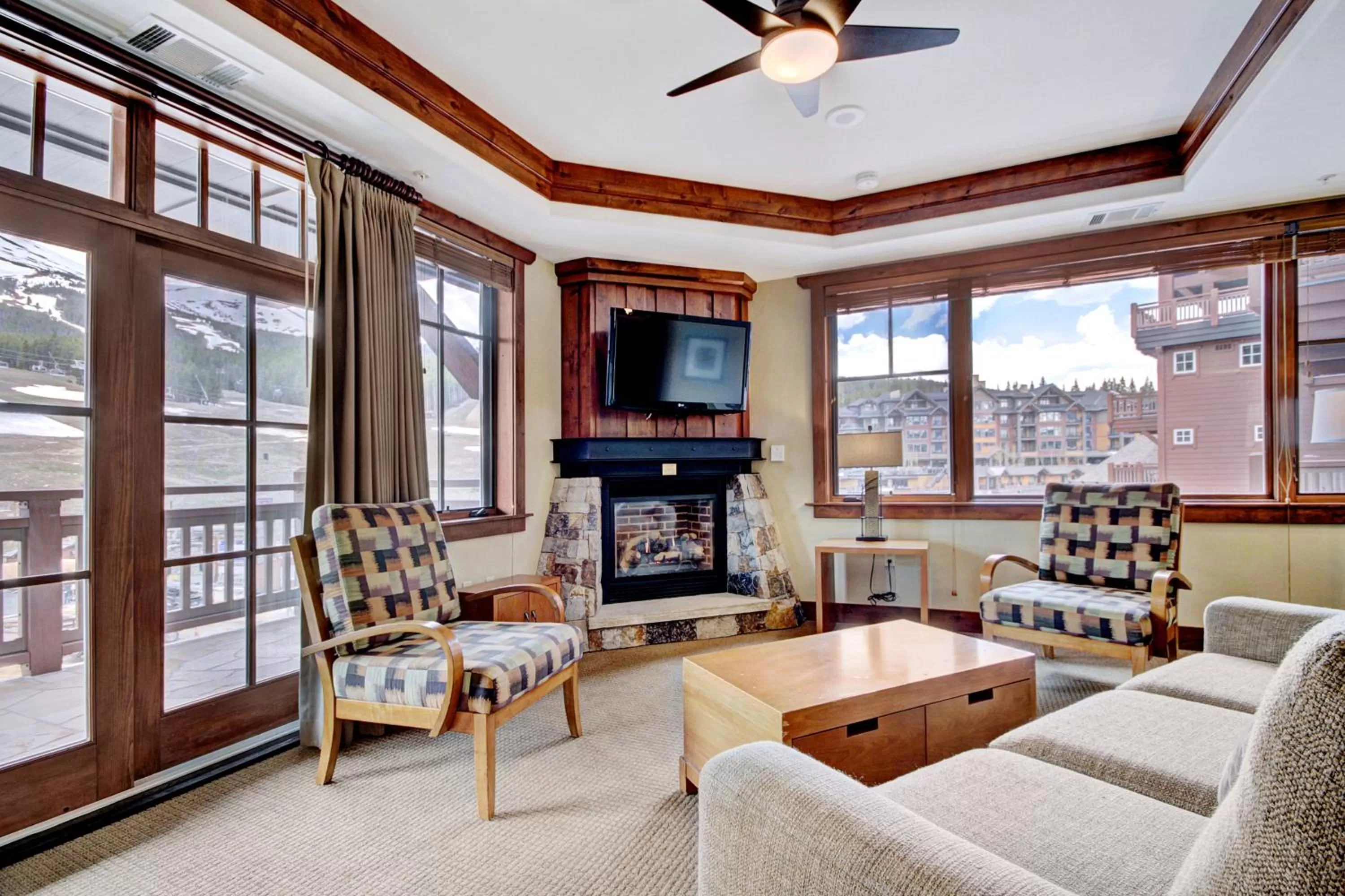 Deluxe Four-Bedroom Apartment in One Ski Hill, A RockResort