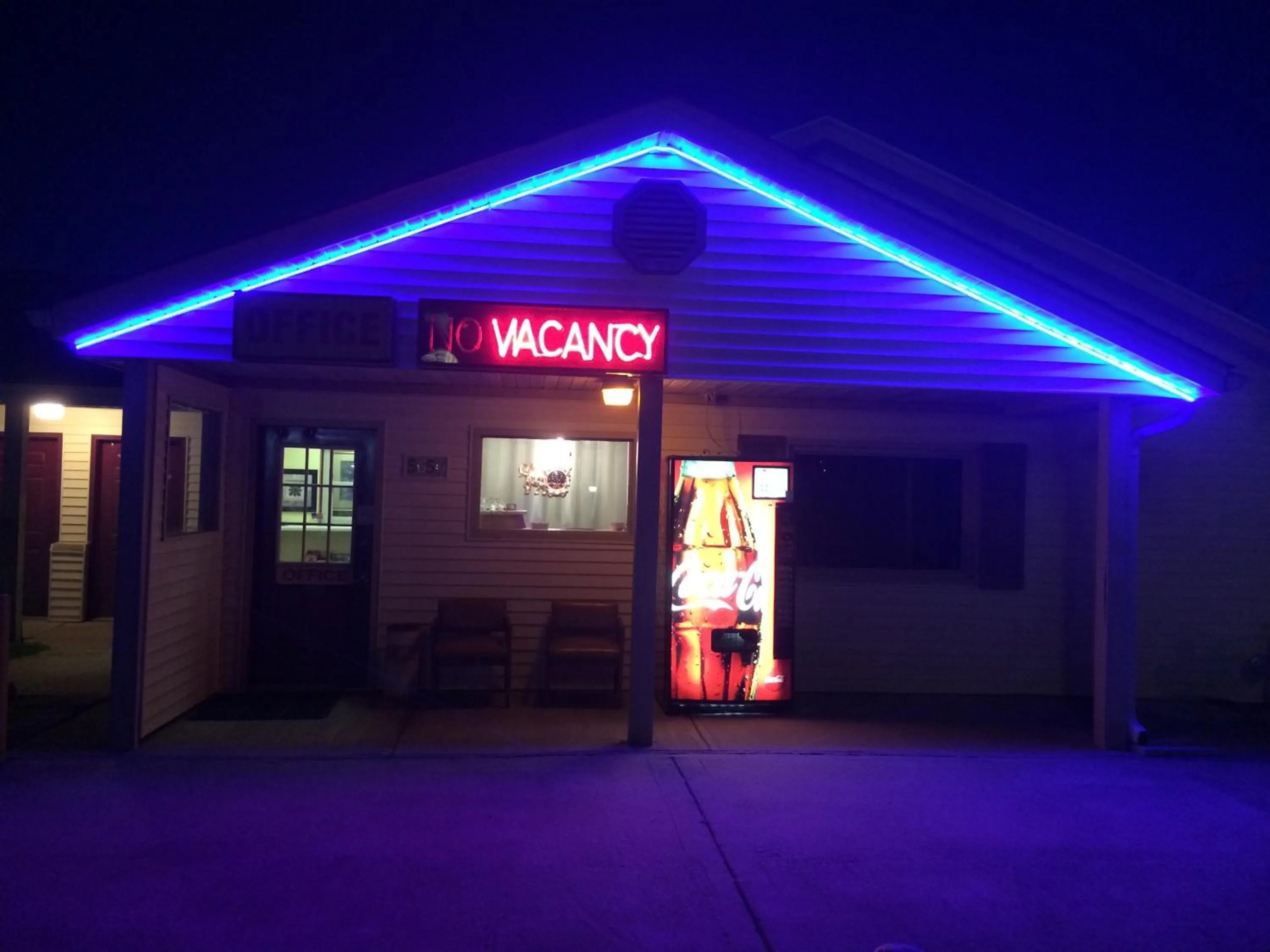 Facade/entrance in Super 7 Motel