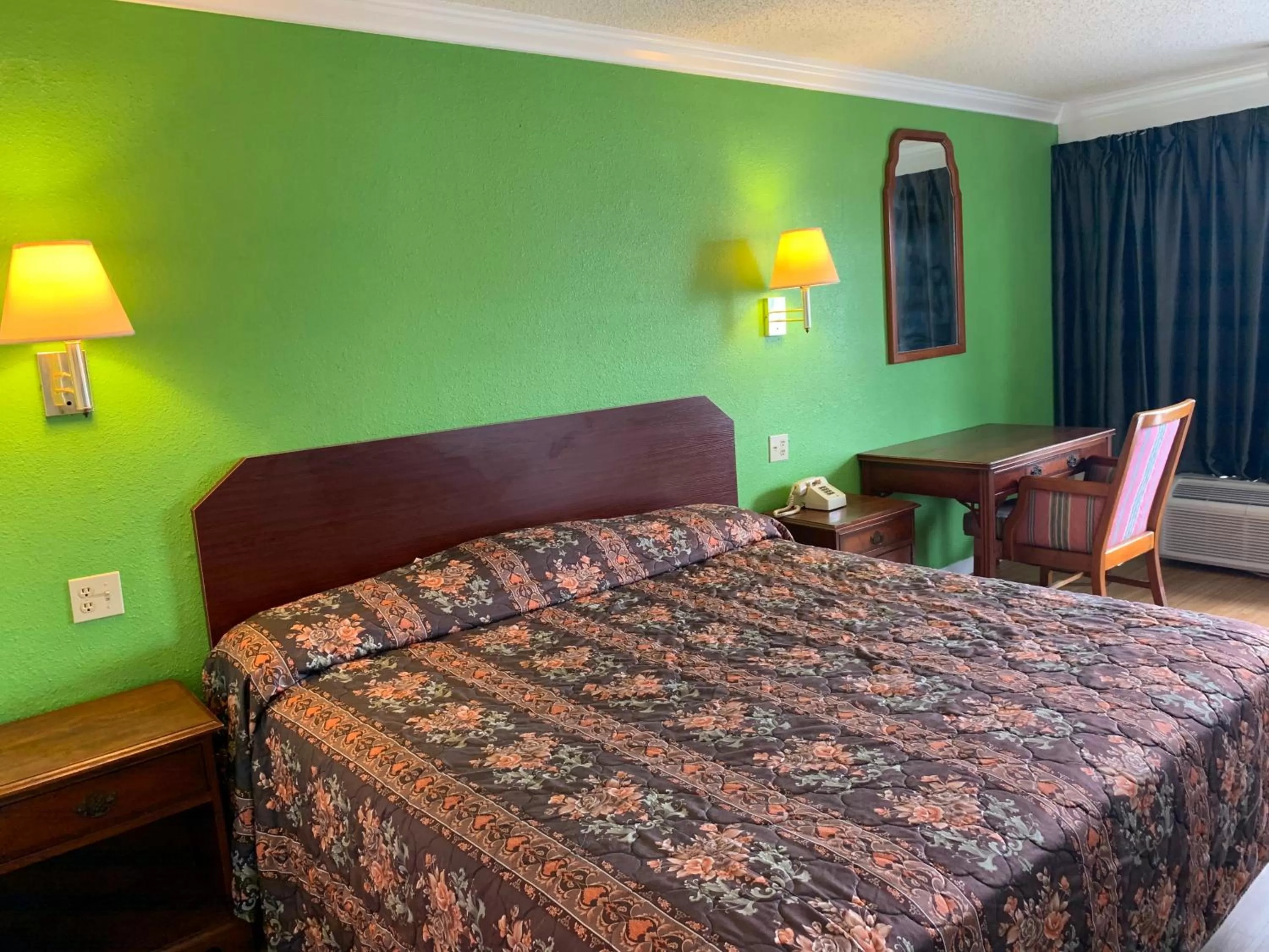 Bed in Baton Rouge West Inn