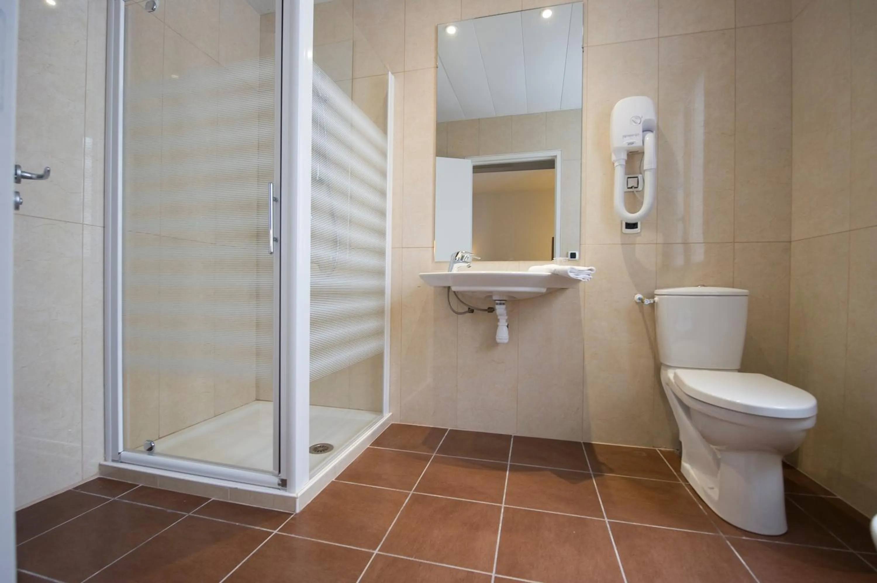 Shower in The Originals City, Hôtel Astoria Vatican, Lourdes