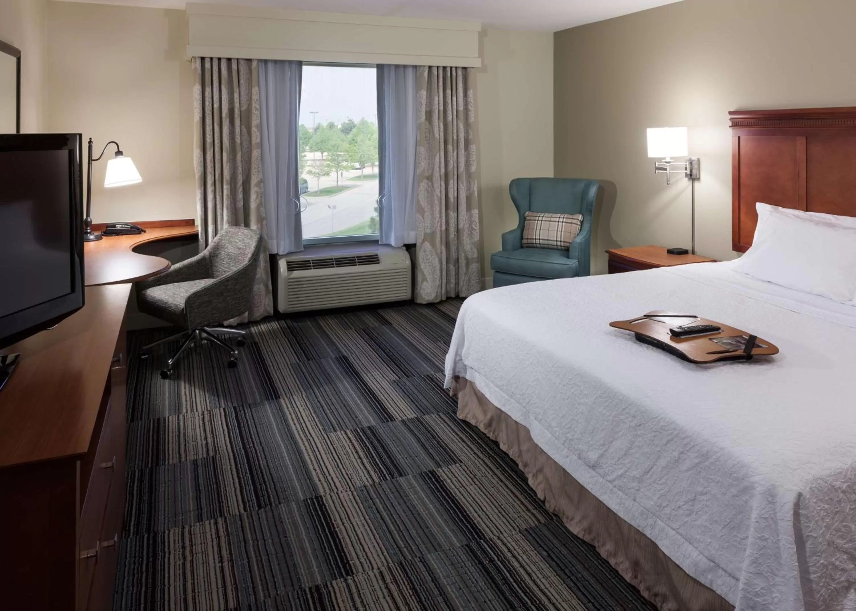 King Room  - Disability Access with Bath Tub in Hampton Inn & Suites Davenport