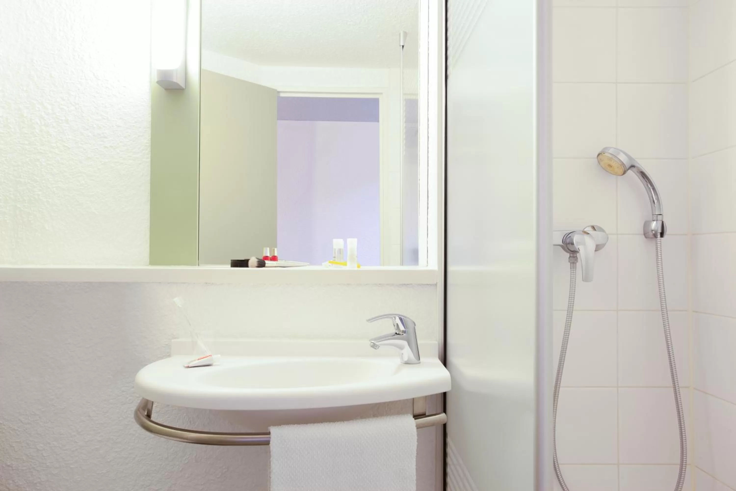 Bathroom in IBIS Budget Tarbes