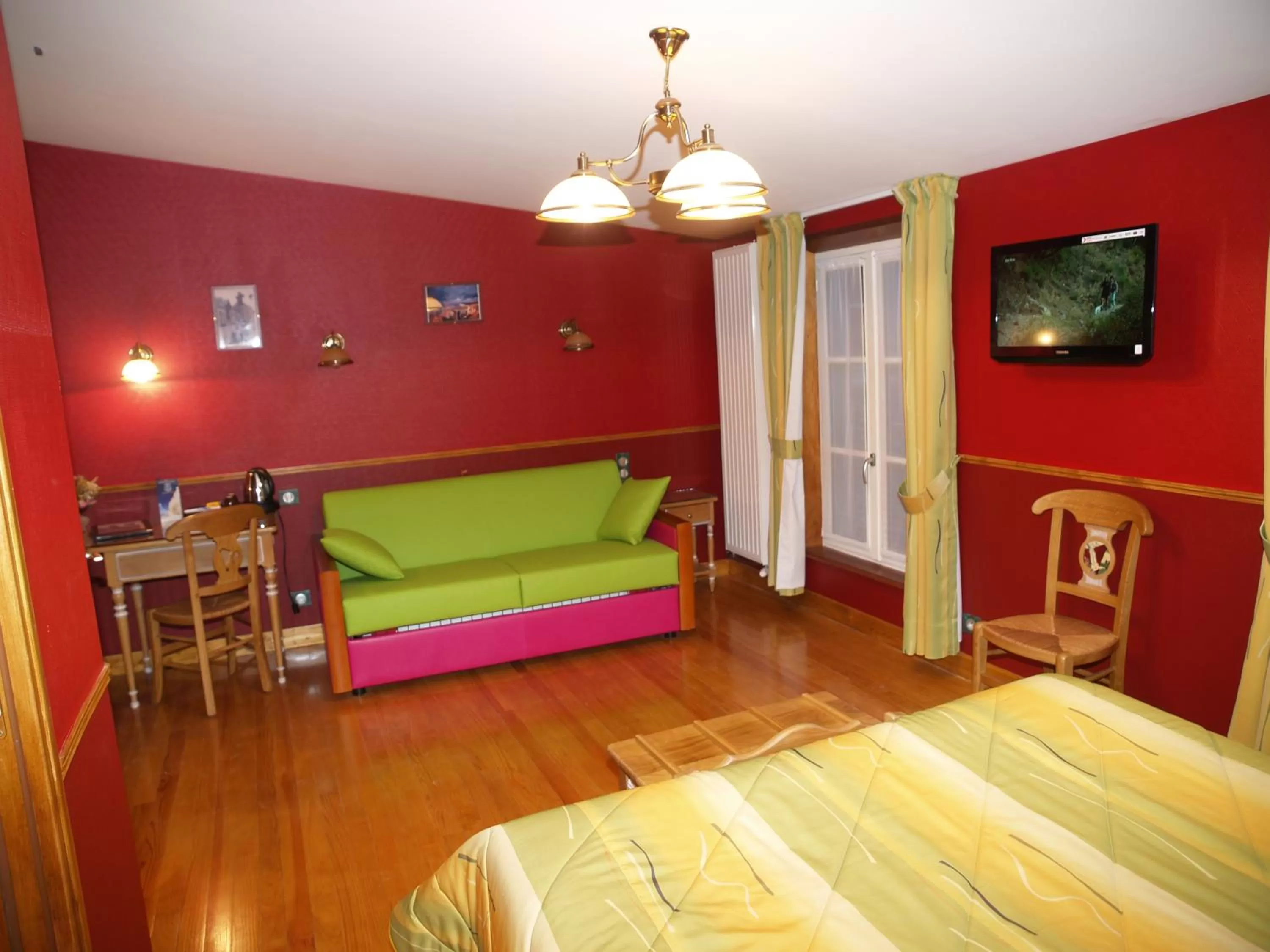 Bed in Hôtel De Calais