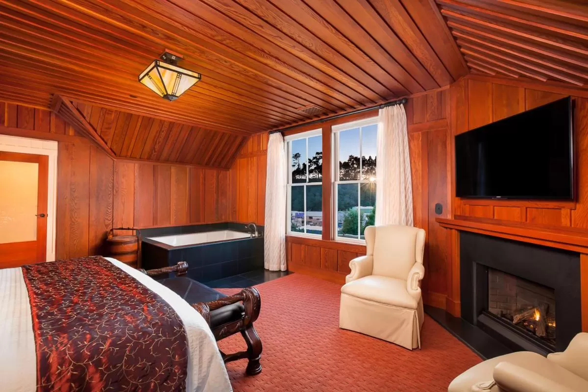 Seating area in Noyo Harbor Inn