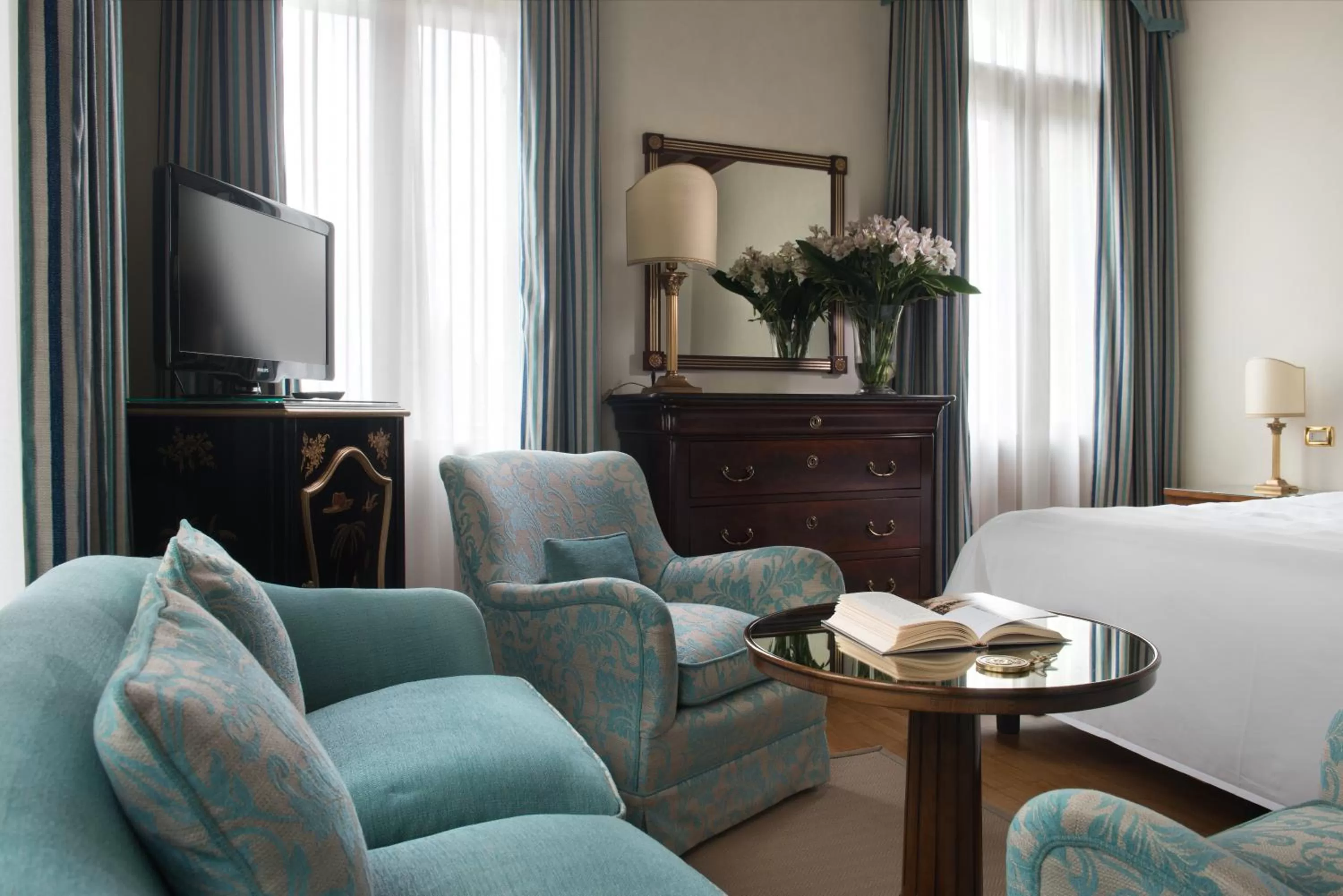 Living room, Bed in Hotel Villa Cipriani