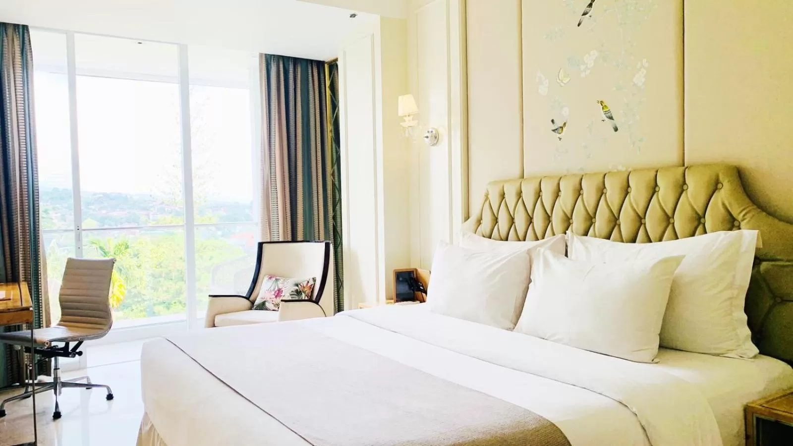 Bed in Art Deco Luxury Hotel & Residence