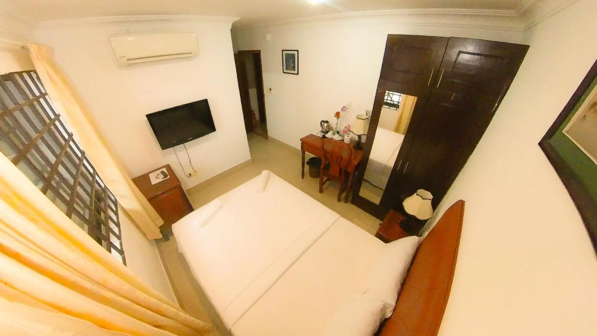 Bed in The Dubliner Inn