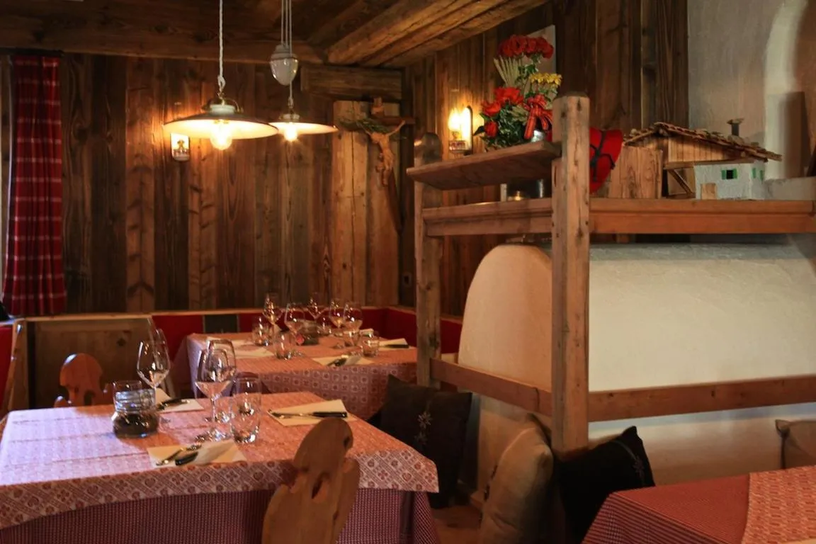 Restaurant/places to eat in Garnì Ladin