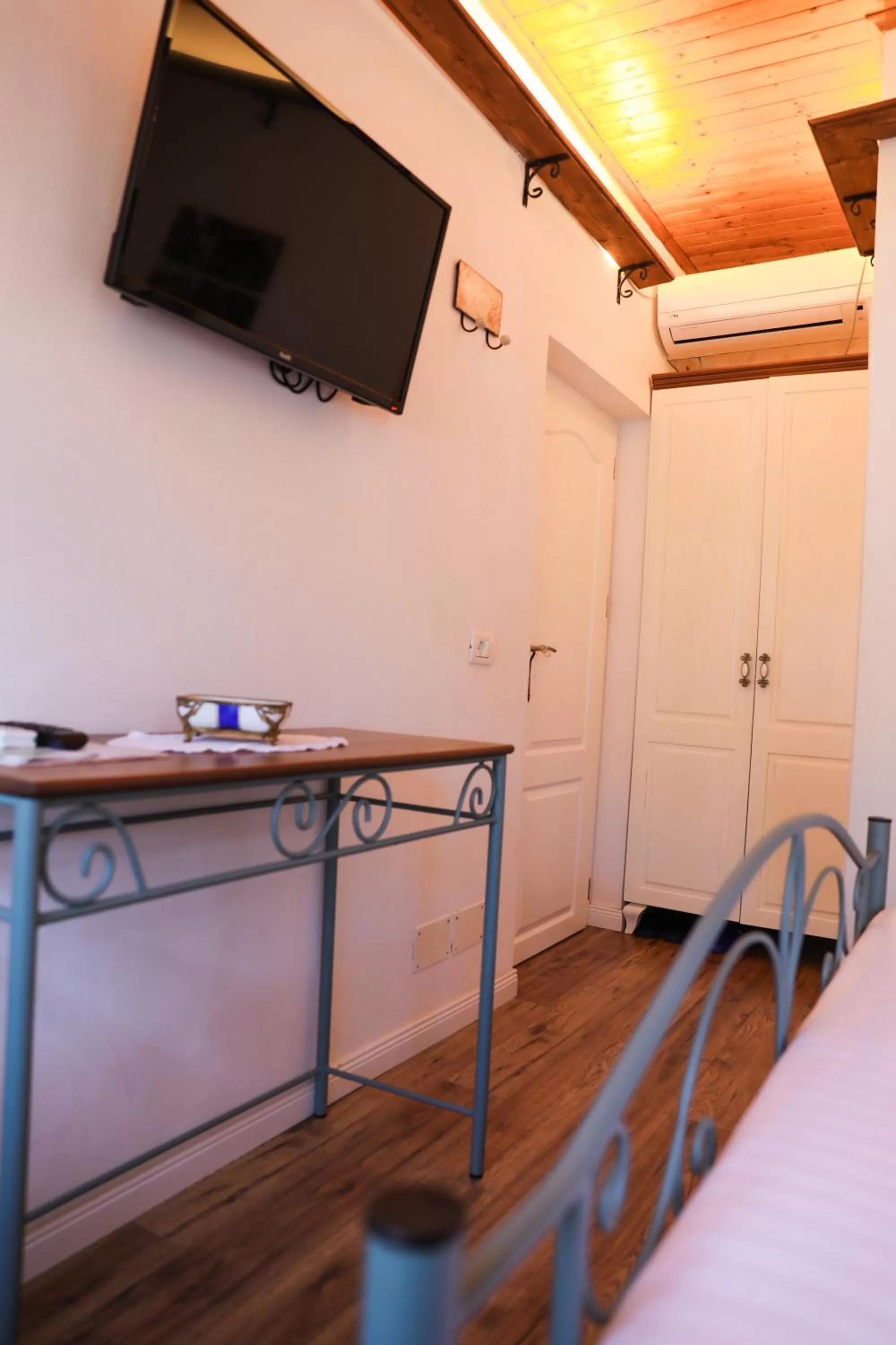 Communal lounge/ TV room, TV/Entertainment Center in Vila 4 Bed&Breakfast