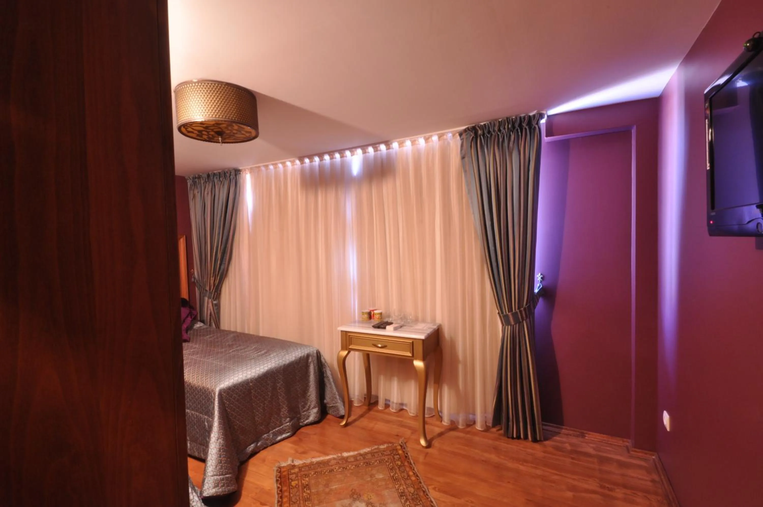 Photo of the whole room, Bed in Merial Hotel Sultanahmet