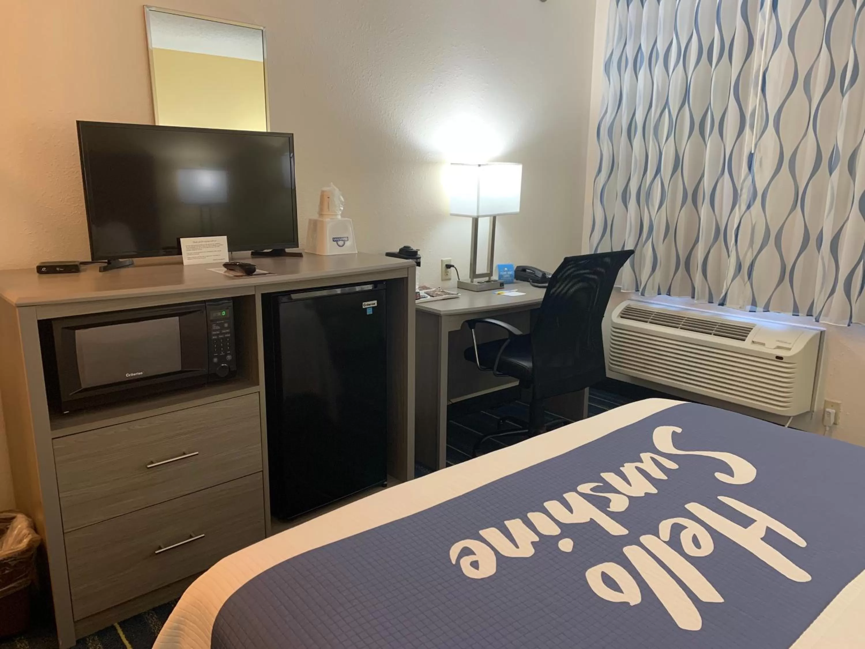 TV and multimedia, Bed in Days Inn by Wyndham Hinckley