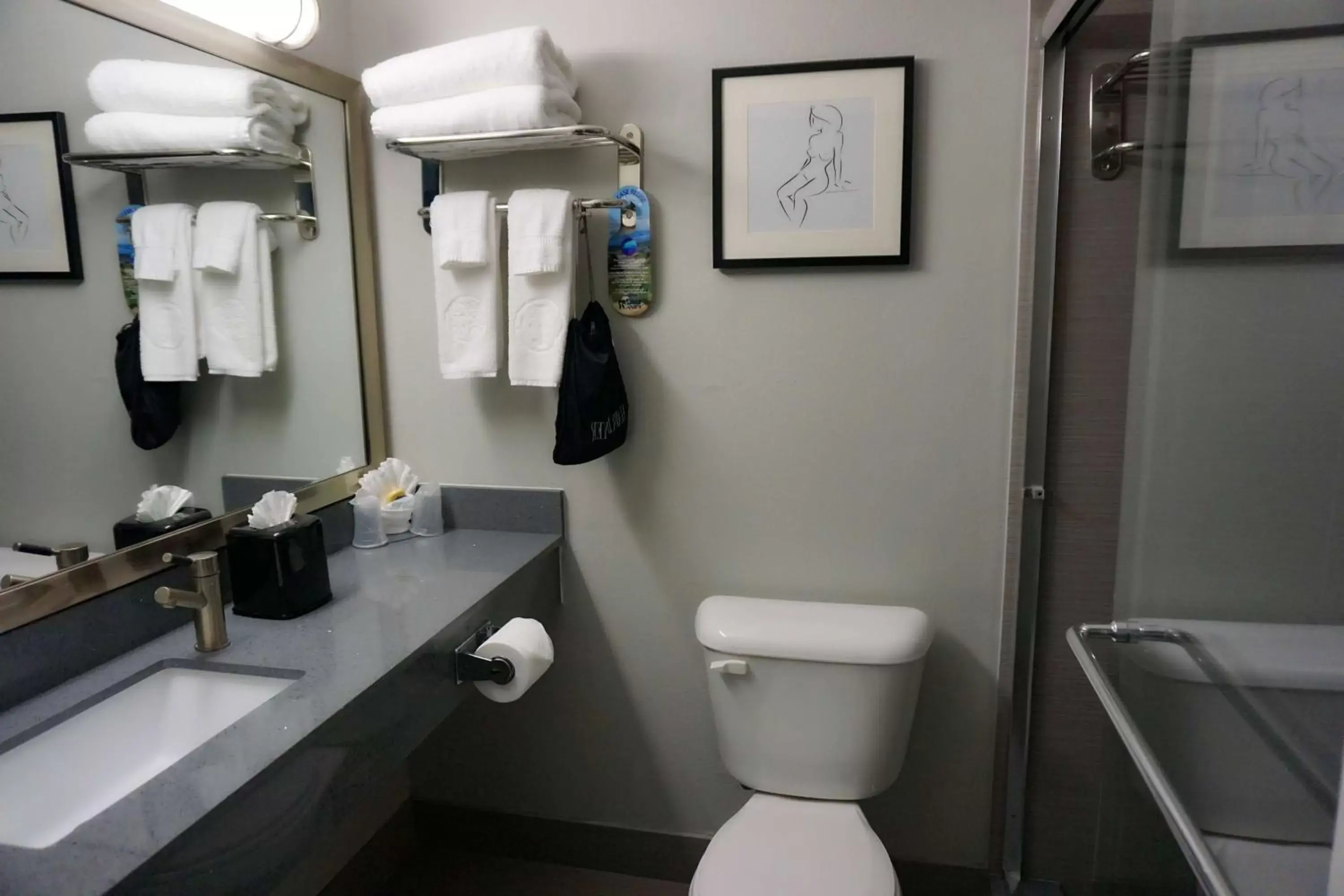 Two-Bedroom Suite with King and Two Double Beds in Hartford Hotel Best Western Signature Collection Two-Bedroom Suite with King and Two Double Beds in Hartford Hotel Best Western Signature Collection