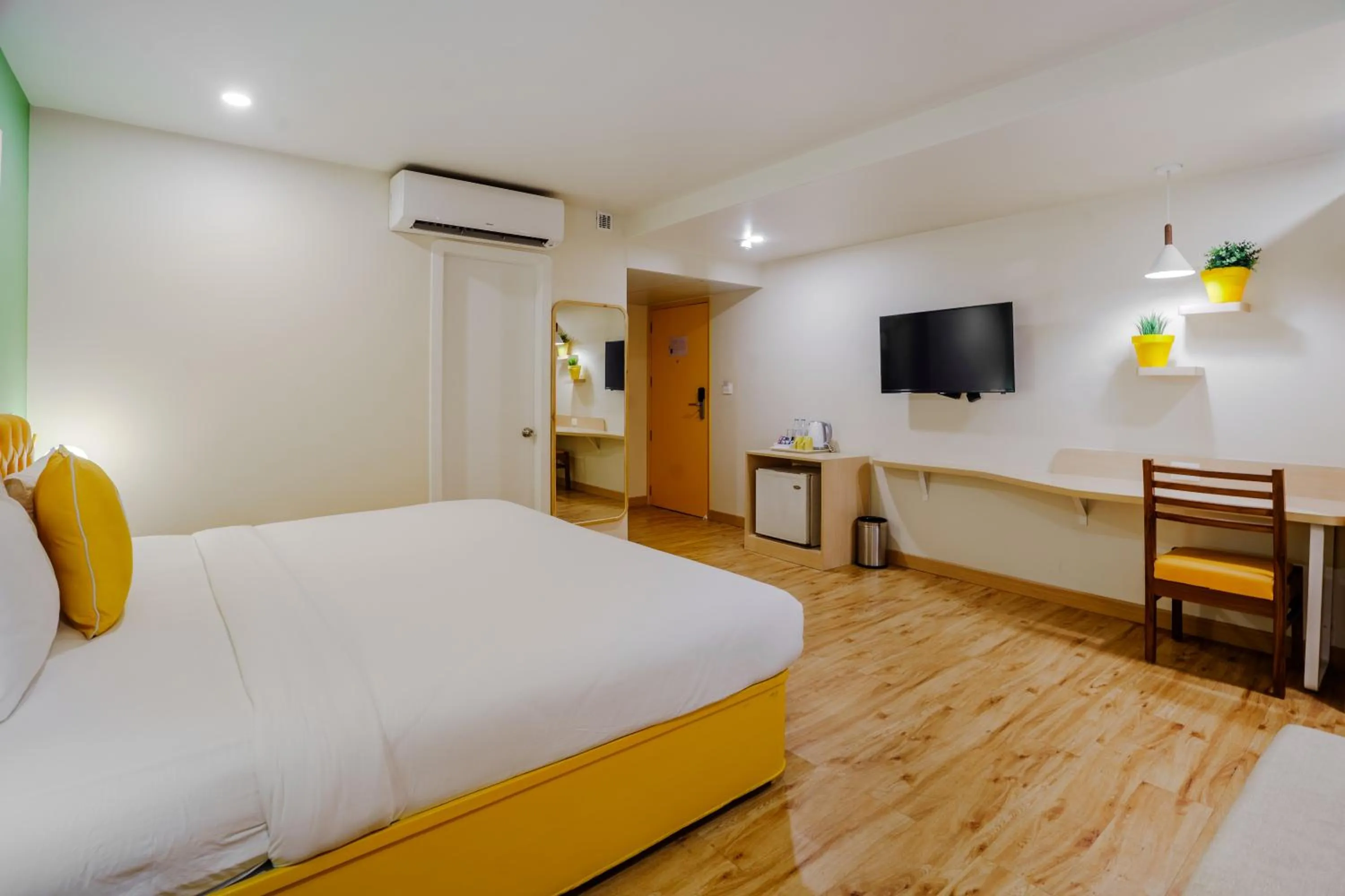 Photo of the whole room, Bed in Bloom Hotel - Karol Bagh