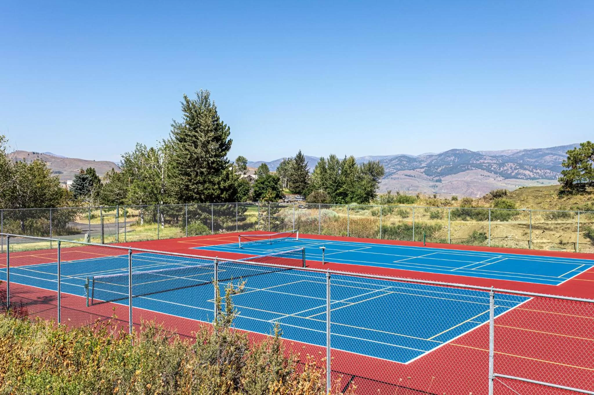 Tennis court in Sun Mountain Lodge