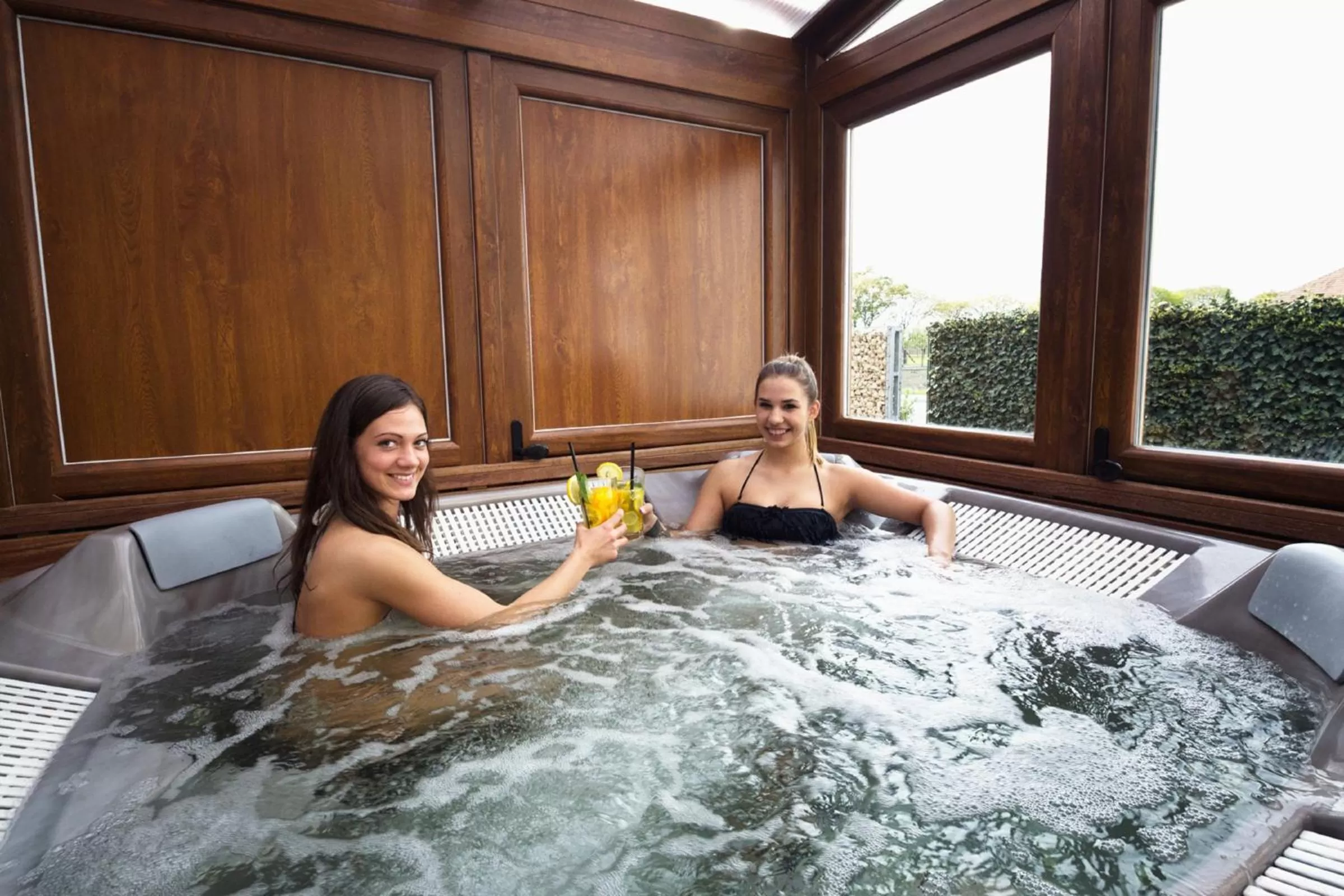 Hot Tub, Guests in Levendula Hotel