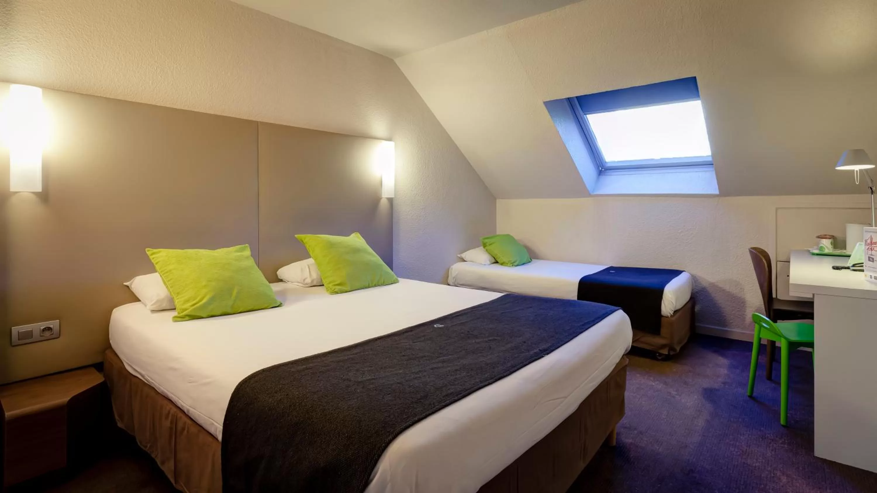 Shower, Bed in Campanile Genève - Ferney-Voltaire