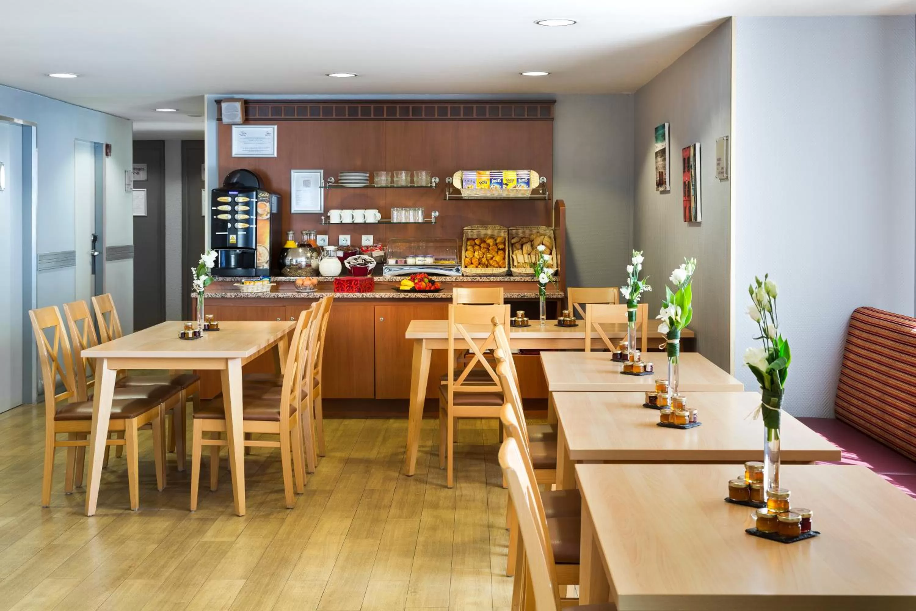 Restaurant/places to eat in Citadines Prado Chanot Marseille