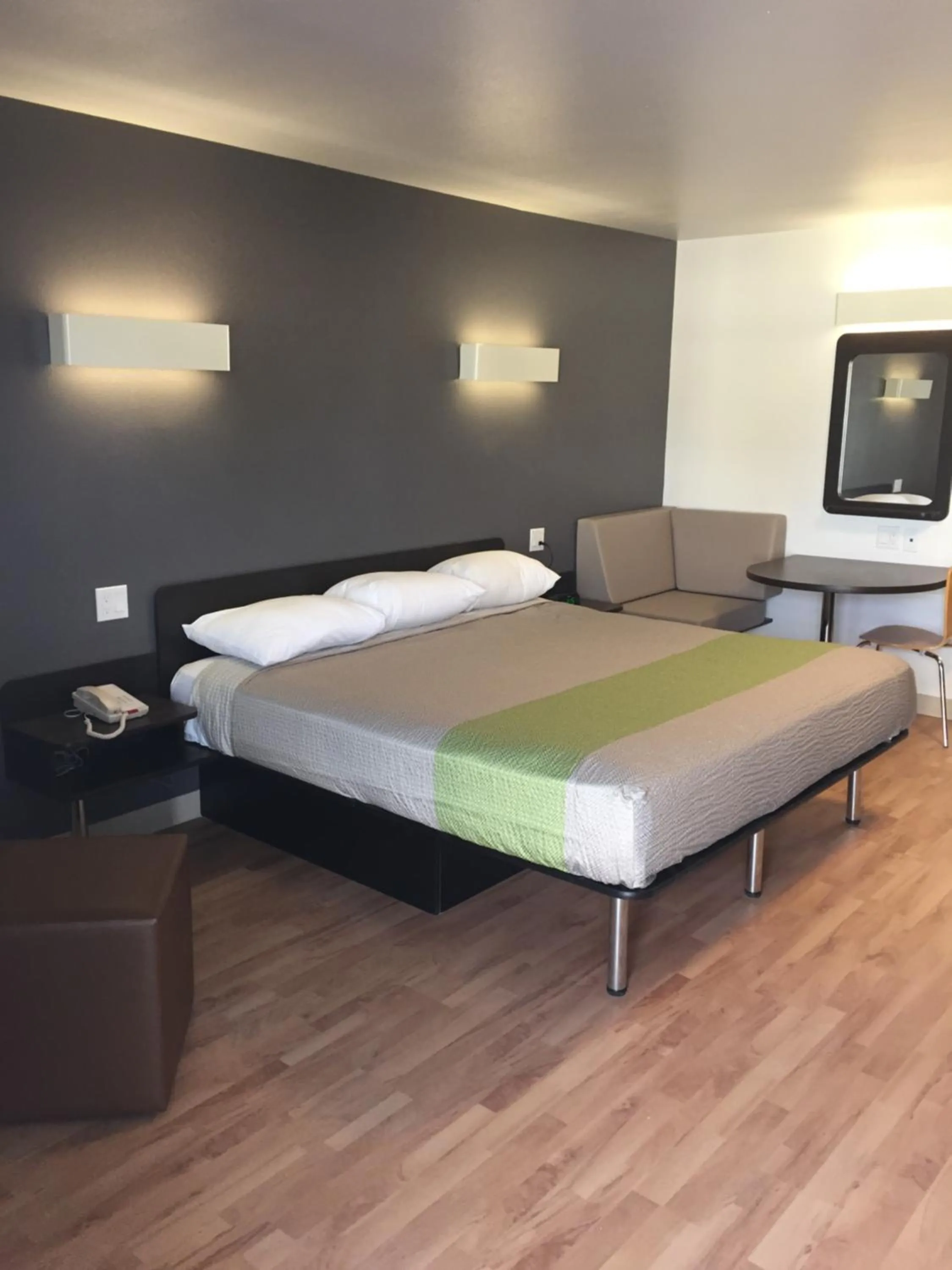 Bed in Studio 6 Victorville - Apple Valley