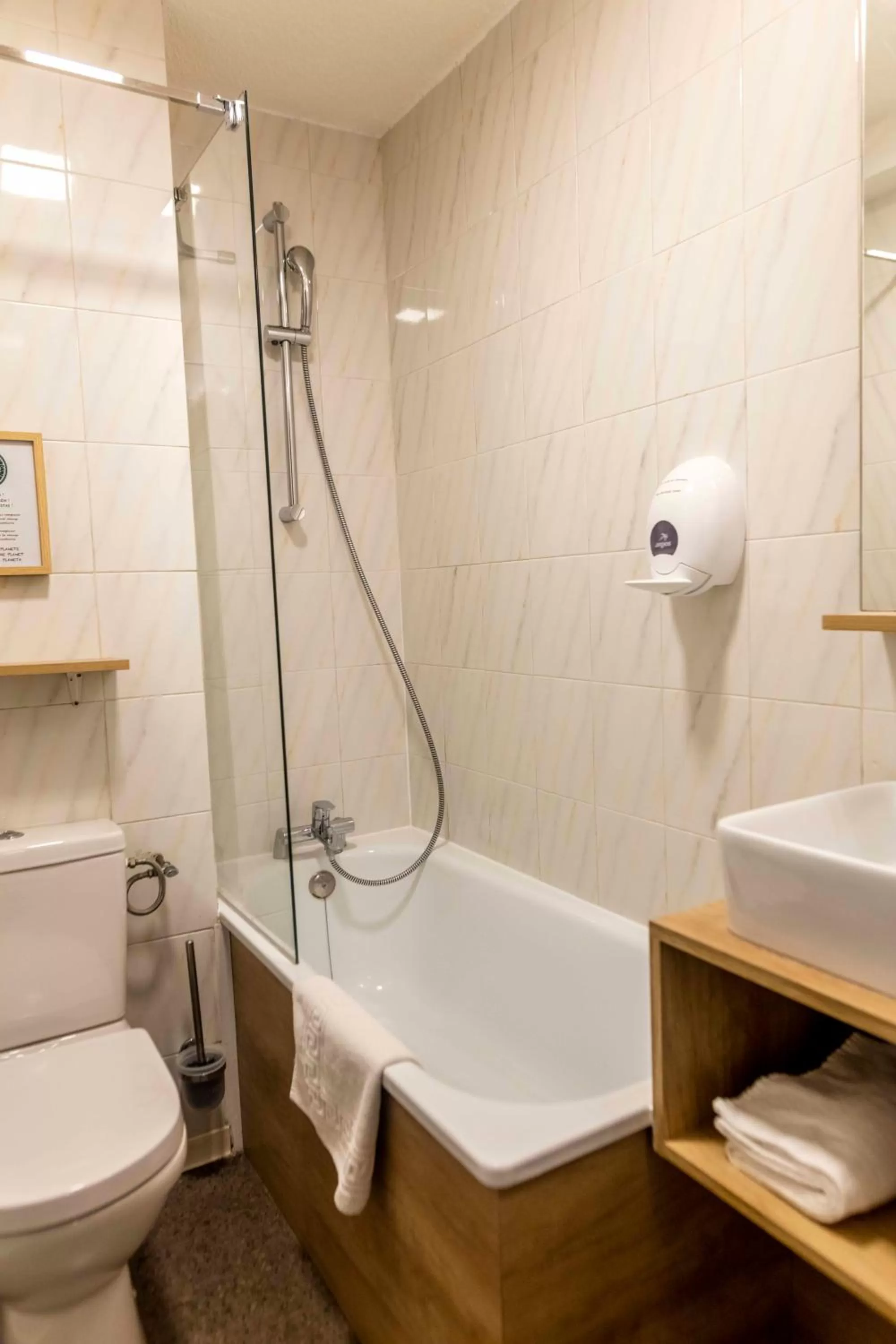 Toilet in Ostal Pau Universite - Sure Hotel Collection by Best Western