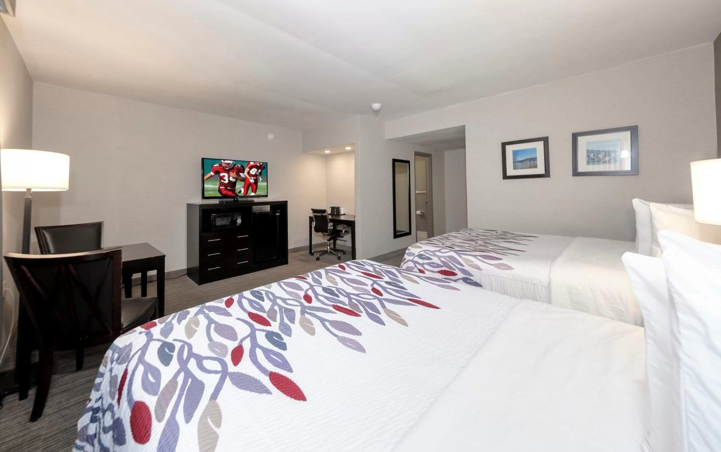 Photo of the whole room, Bed in Red Roof Inn & Suites Newburgh - Stewart Airport West Point