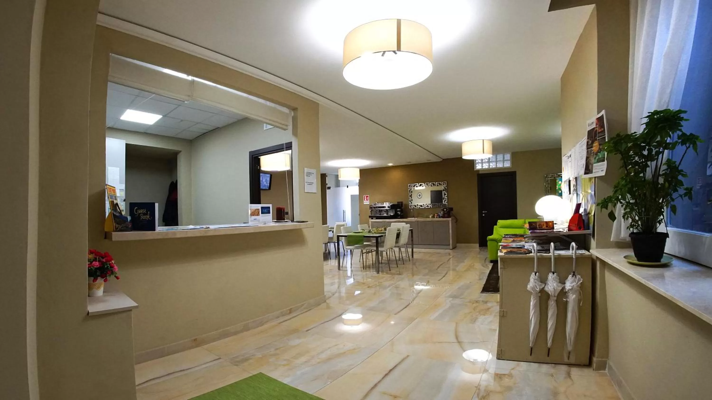 Communal lounge/ TV room in Beverello Suite