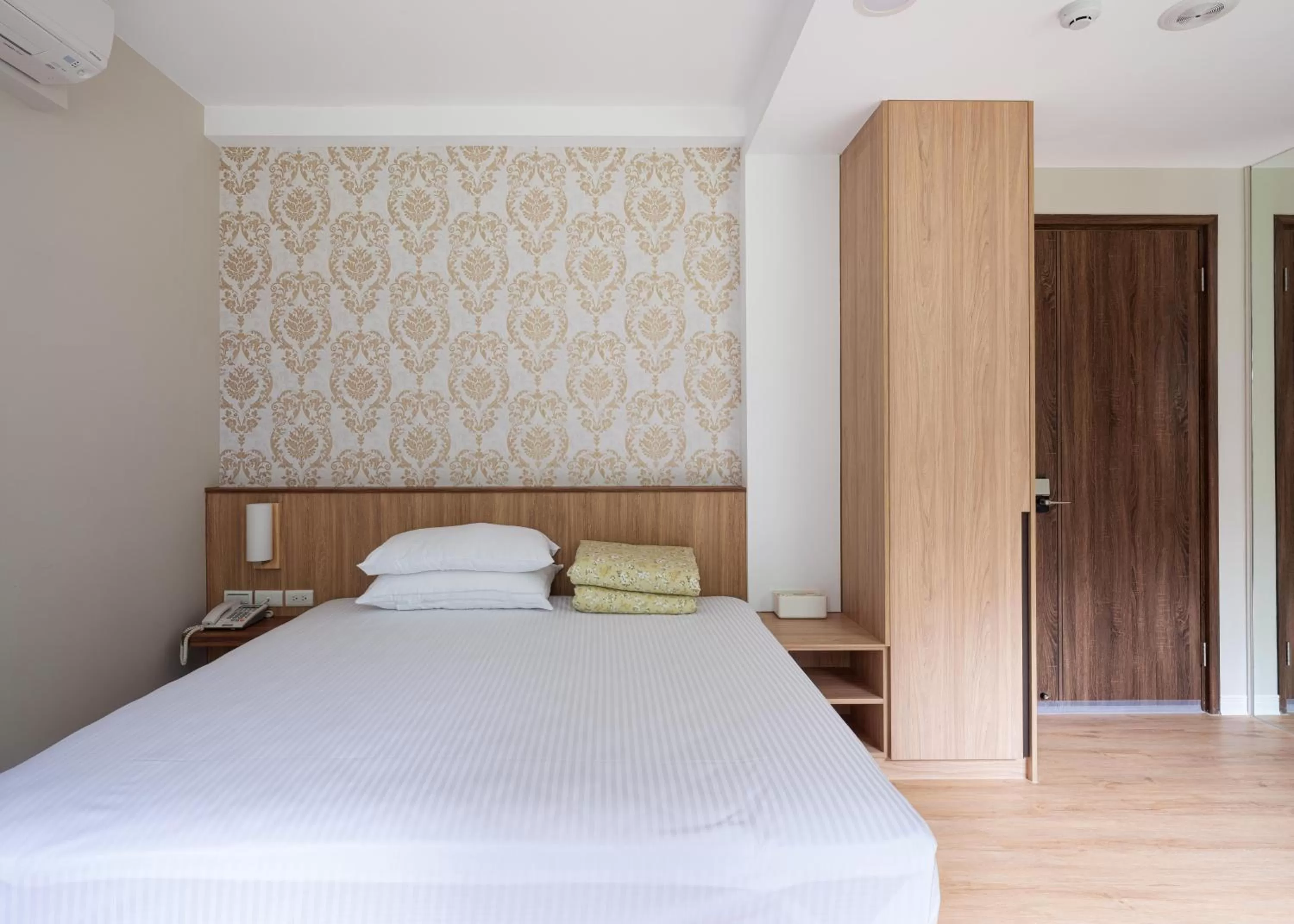 Decorative detail, Bed in 名竹旅社 Minzu Hotel