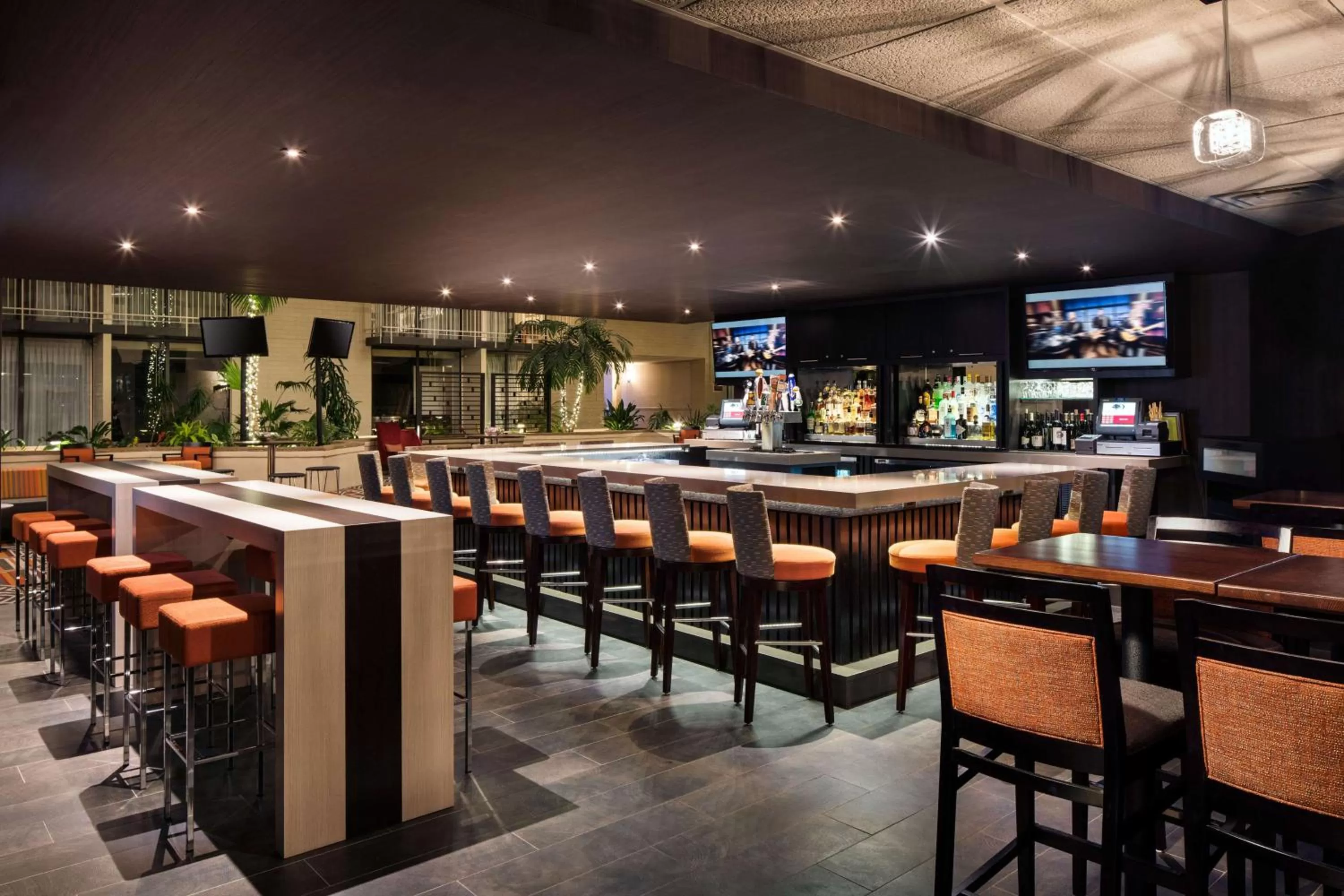 Lounge or bar in DoubleTree by Hilton Denver Tech
