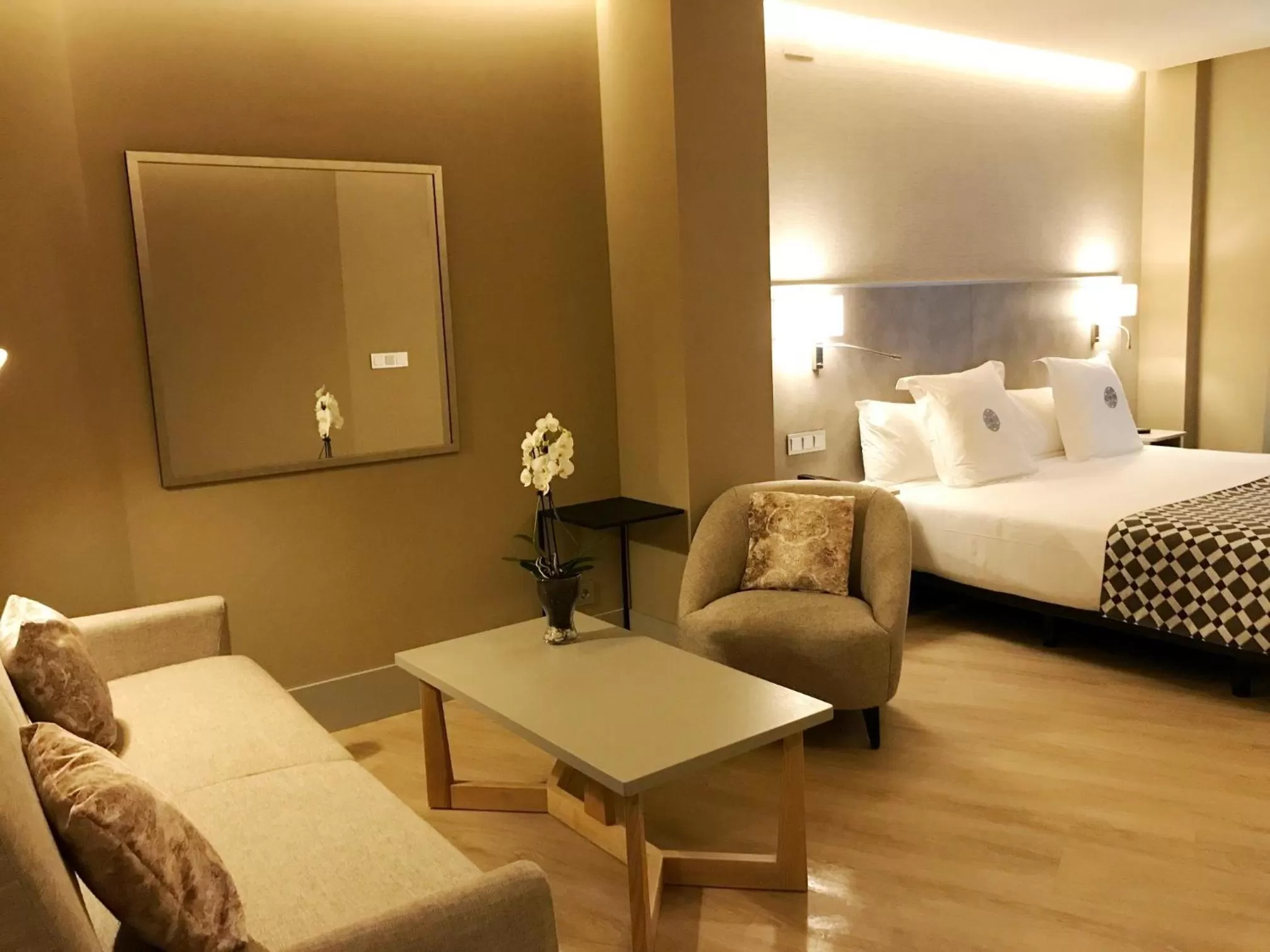 Living room, Bed in Hotel América Sevilla