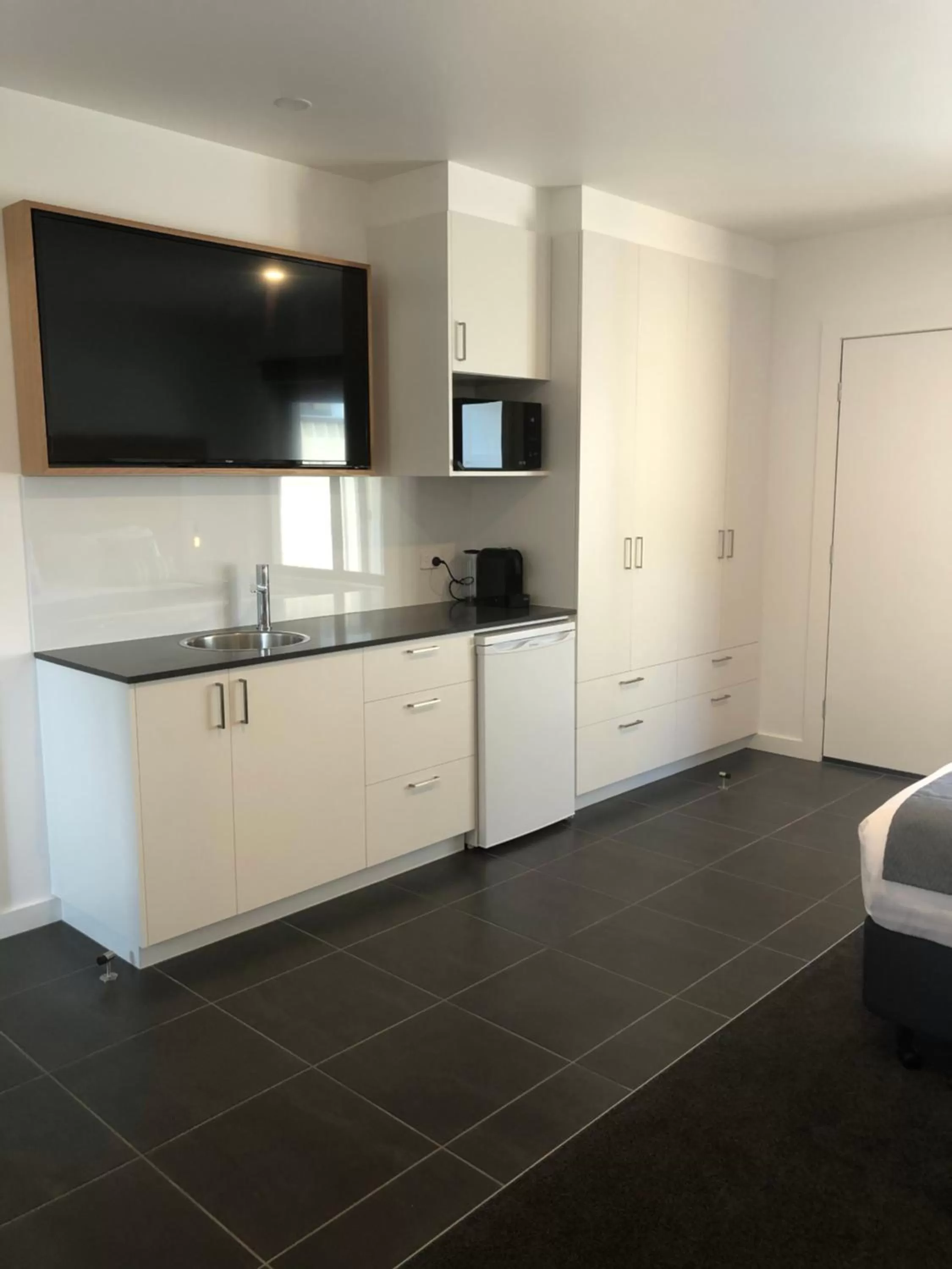 TV and multimedia, Kitchen/Kitchenette in Bright Colonial Motel