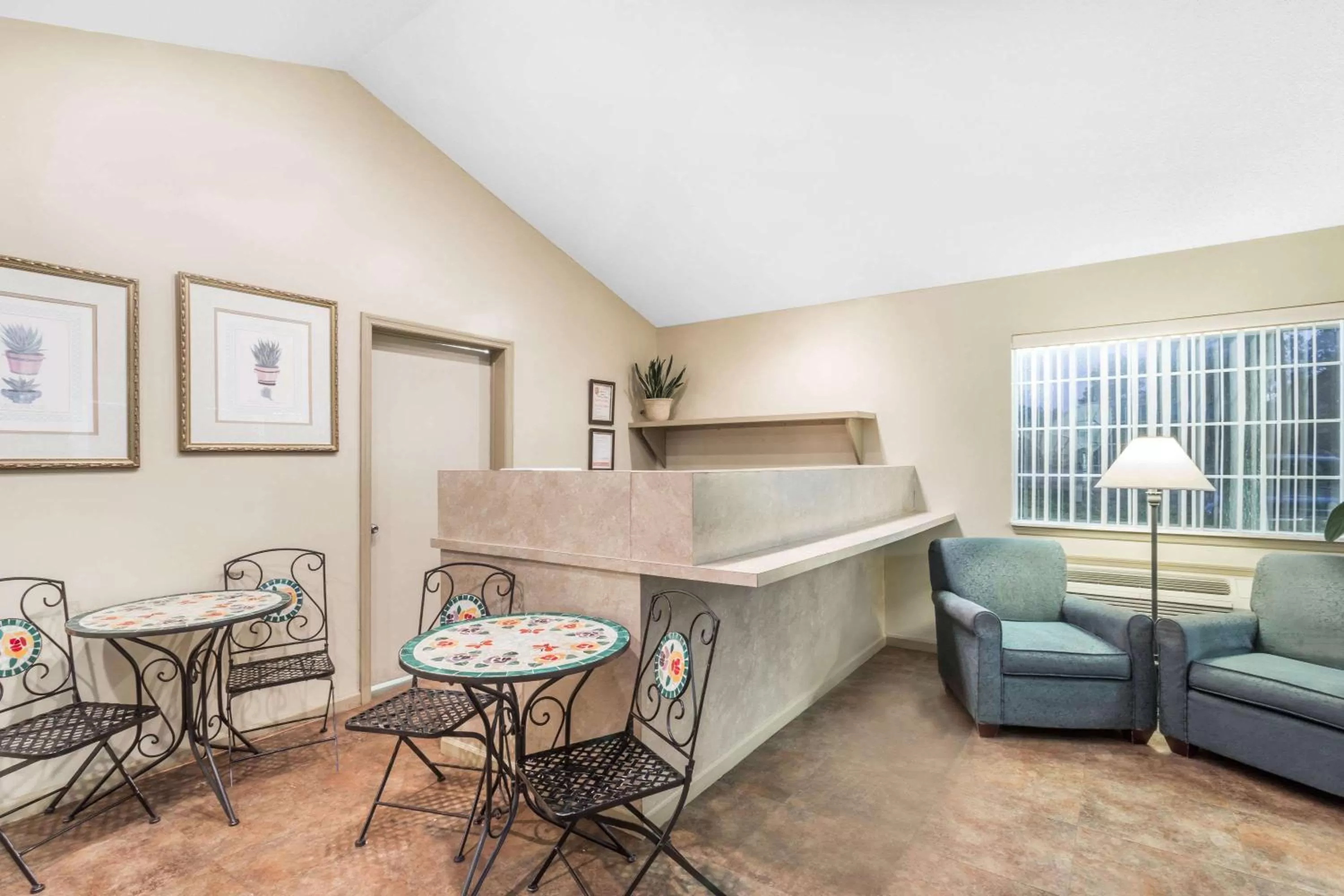 Lobby or reception in Super 8 by Wyndham Madison