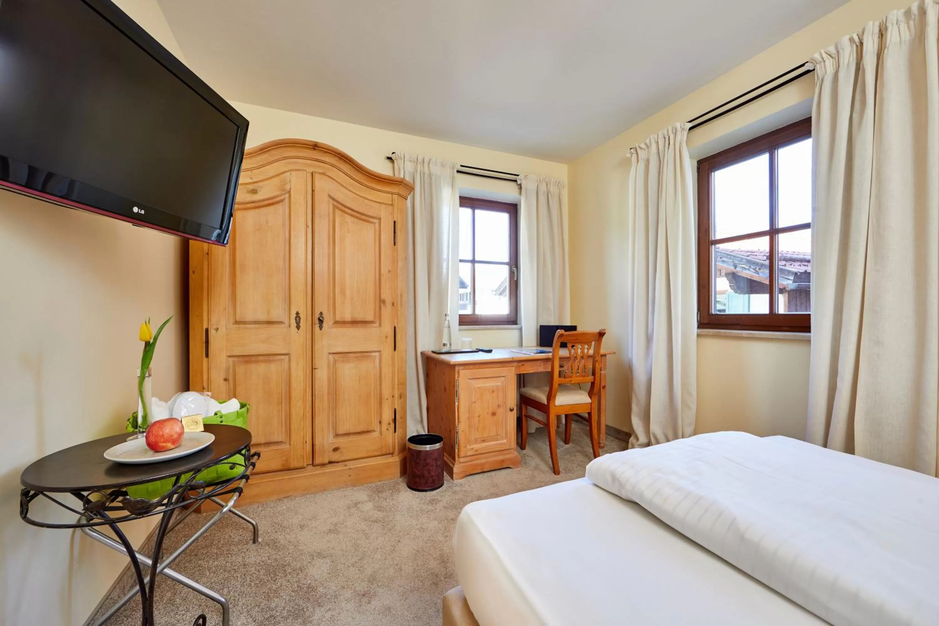 Photo of the whole room, Bed in Hotel Zugspitze