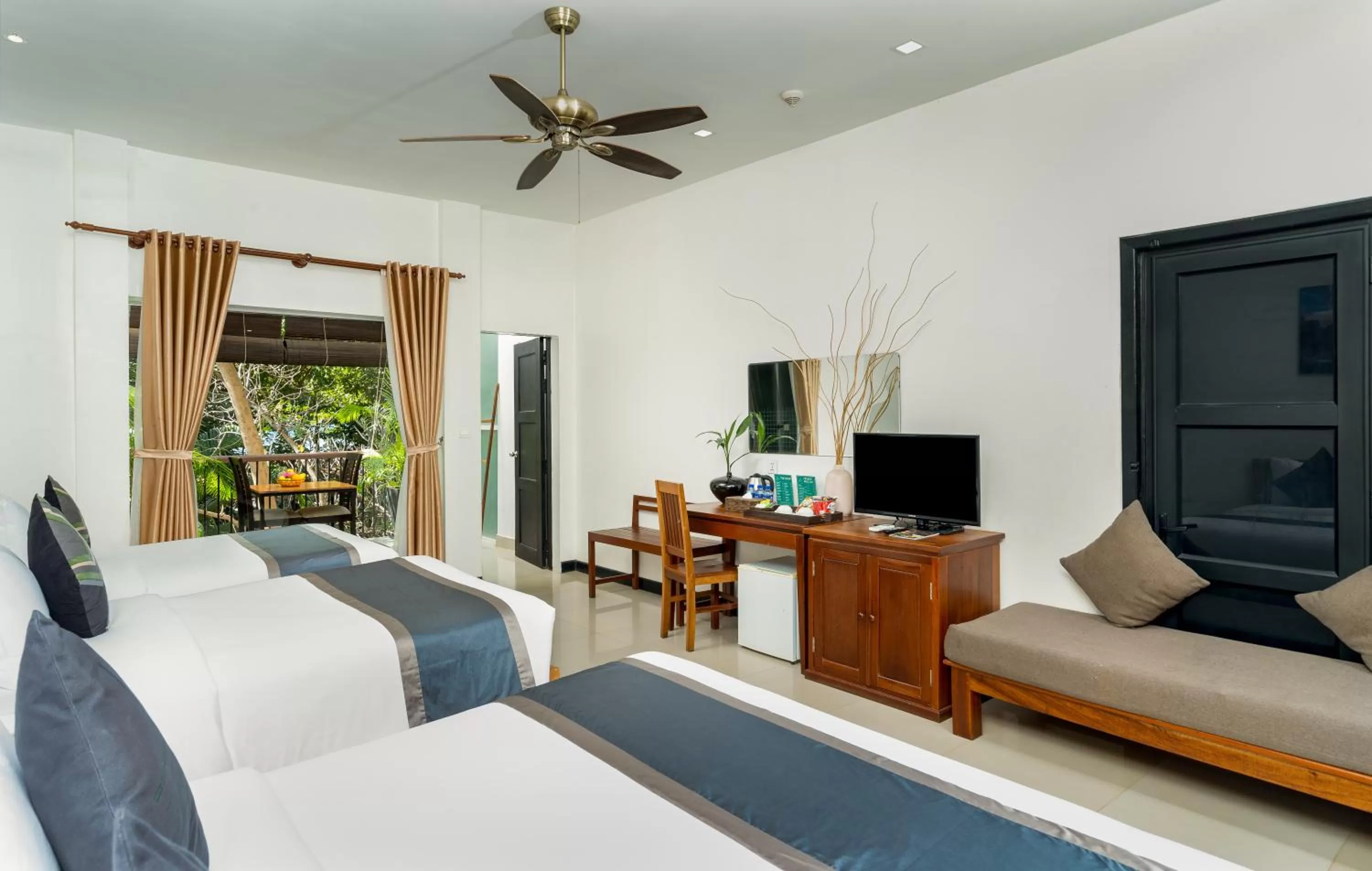 TV and multimedia in Landing Gold by Amatak