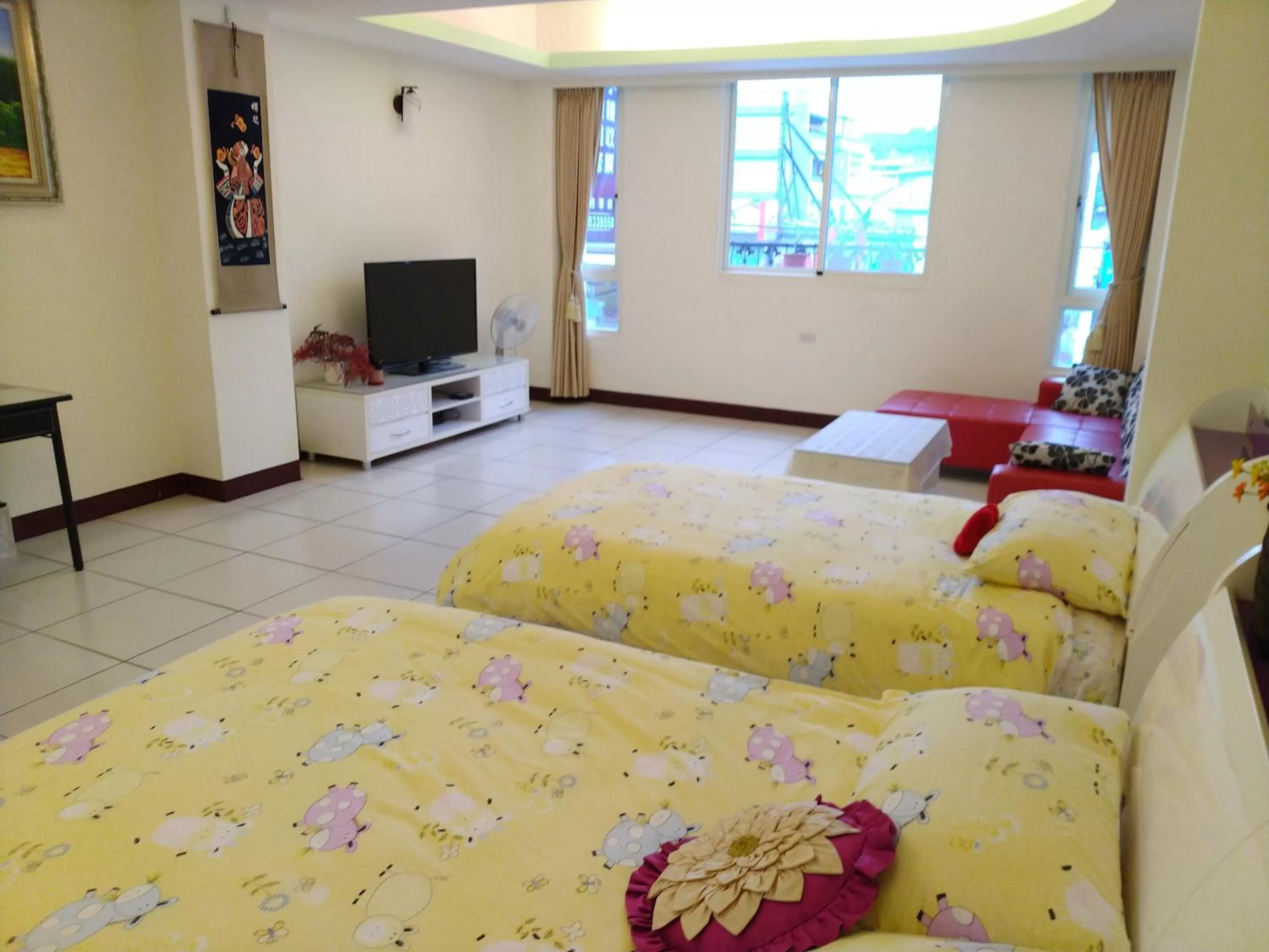 Photo of the whole room, TV/Entertainment Center in Alien B&B