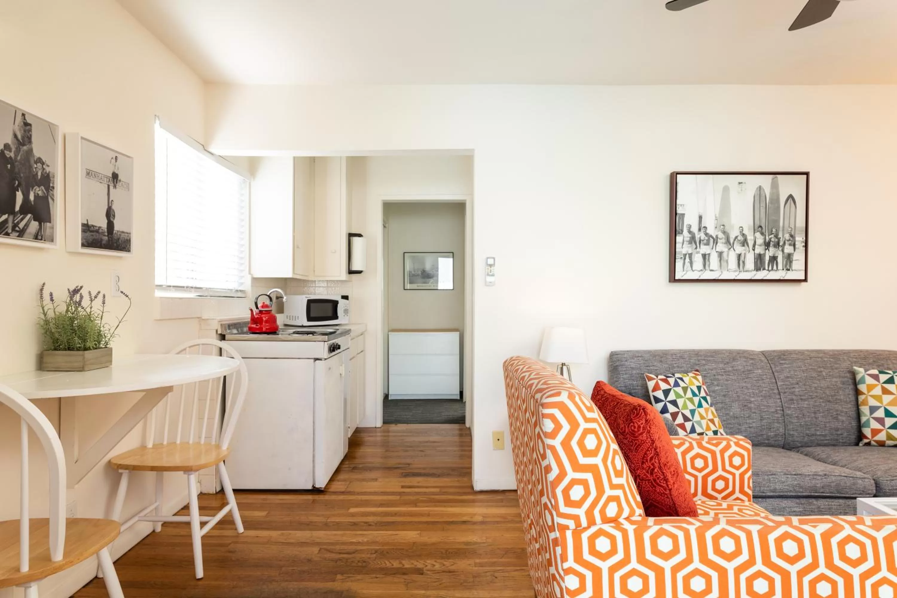 Kitchen or kitchenette in The Sea View Inn At The Beach